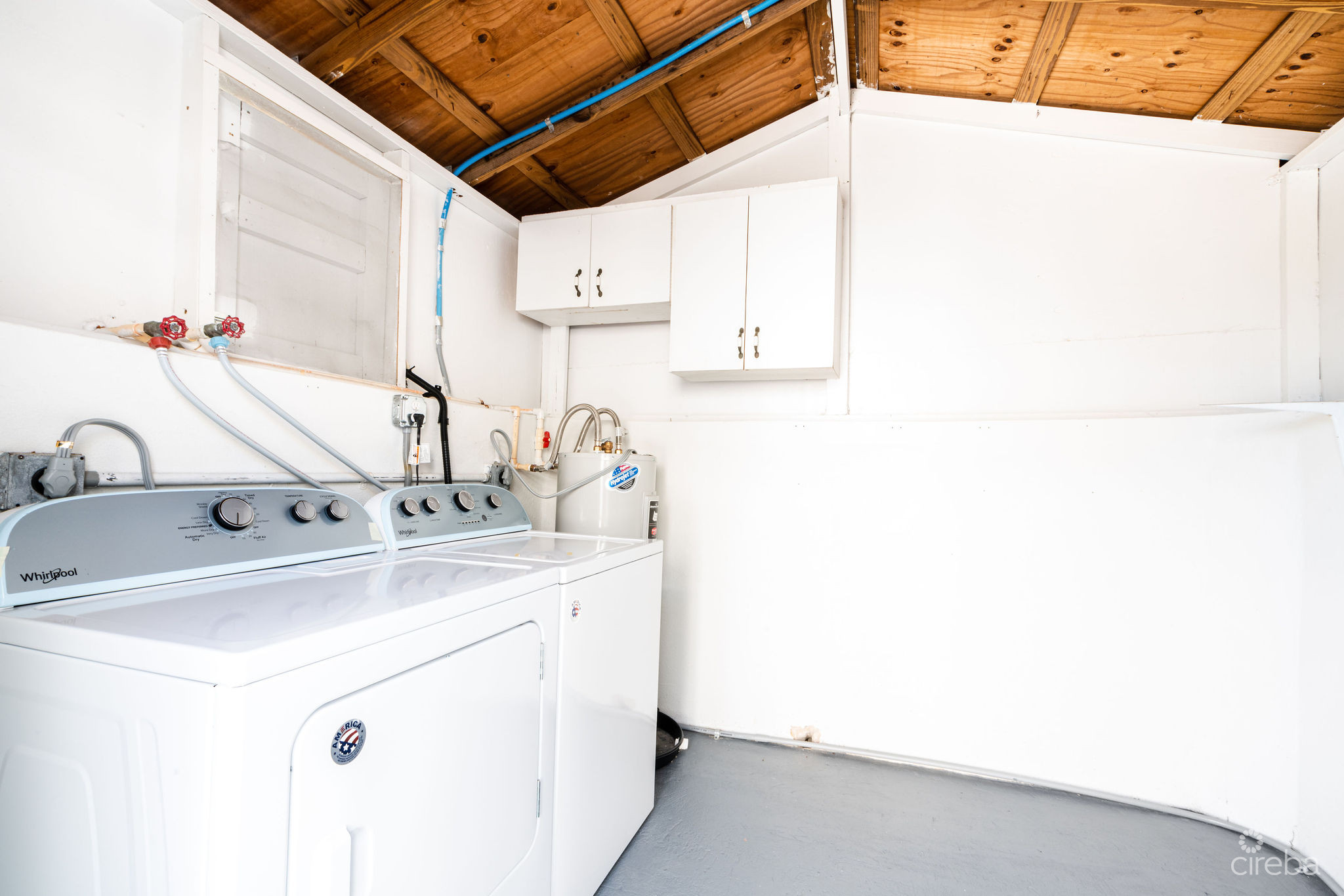 CHARMING OCEANVIEW COTTAGE ACROSS FROM THE SEA ON EXPANSIVE 0.89 ACRE LOT