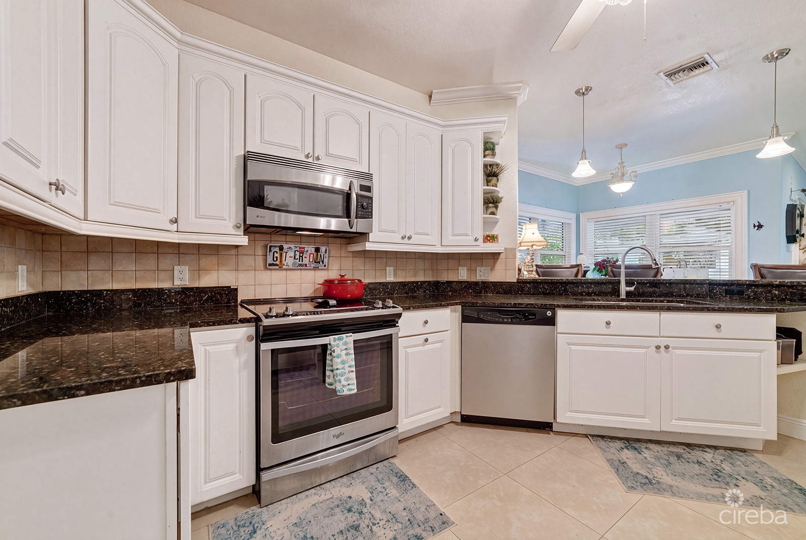 SAVANNAH NEWLANDS FAMILY HOME WITH POOL, OUTSDIE BAR & INCOME-GENERATING GUEST SUITE 4