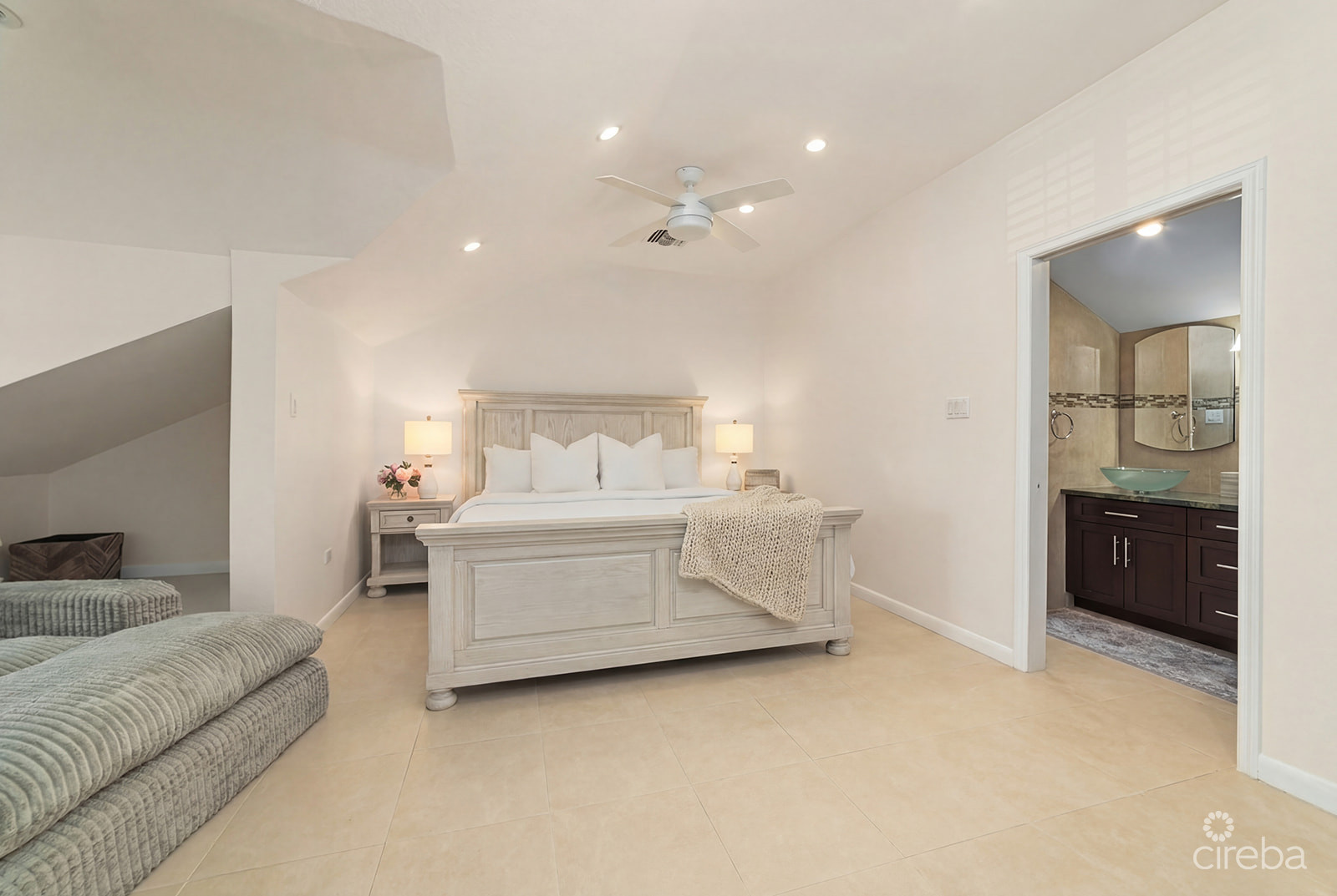 FULLY REMODELED 3 BEDROOM TOWNHOME IN PARK TRACE