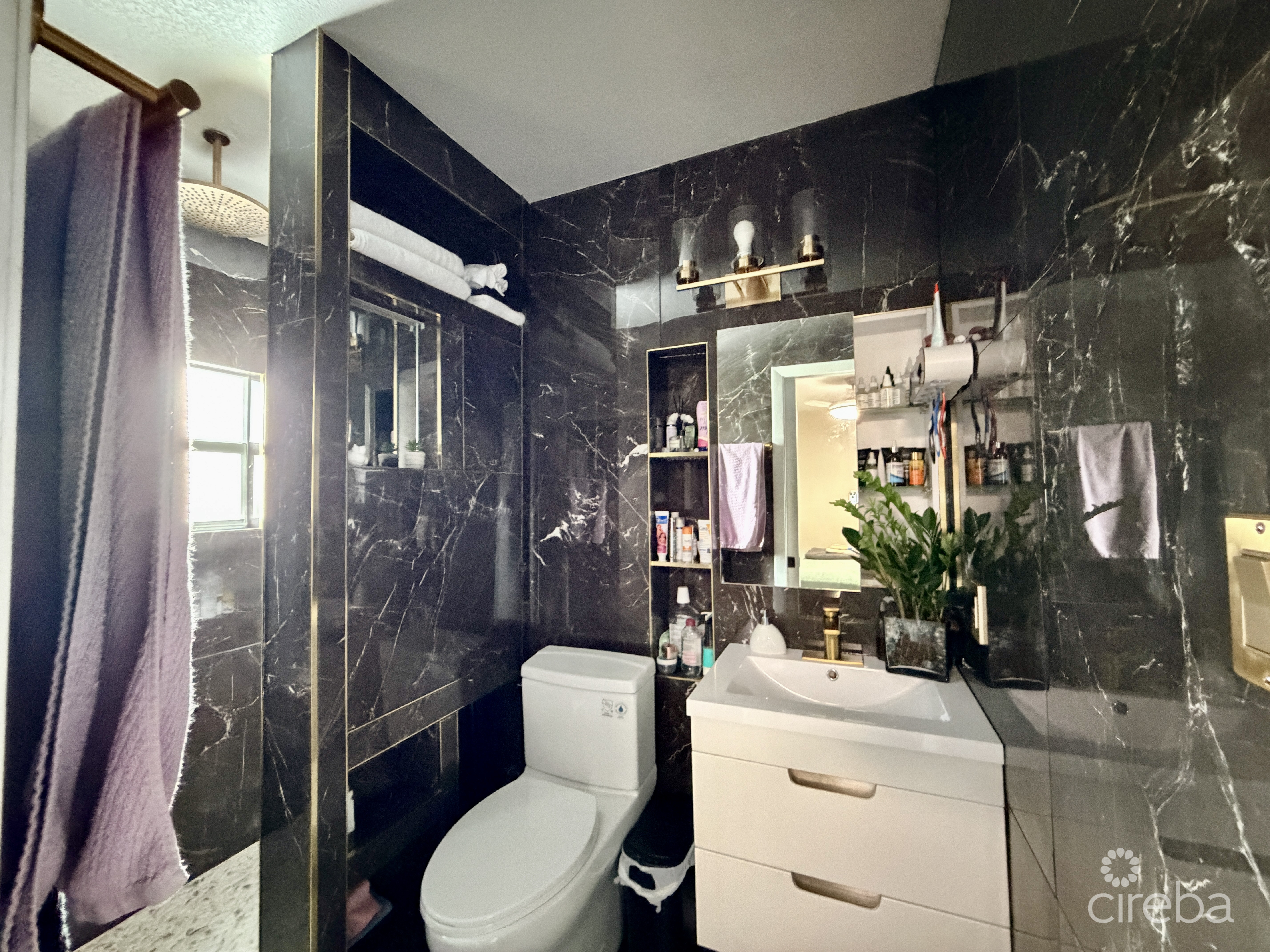 TROPICAL HAVEN – REMODELED 3 BEDROOM CONDO!