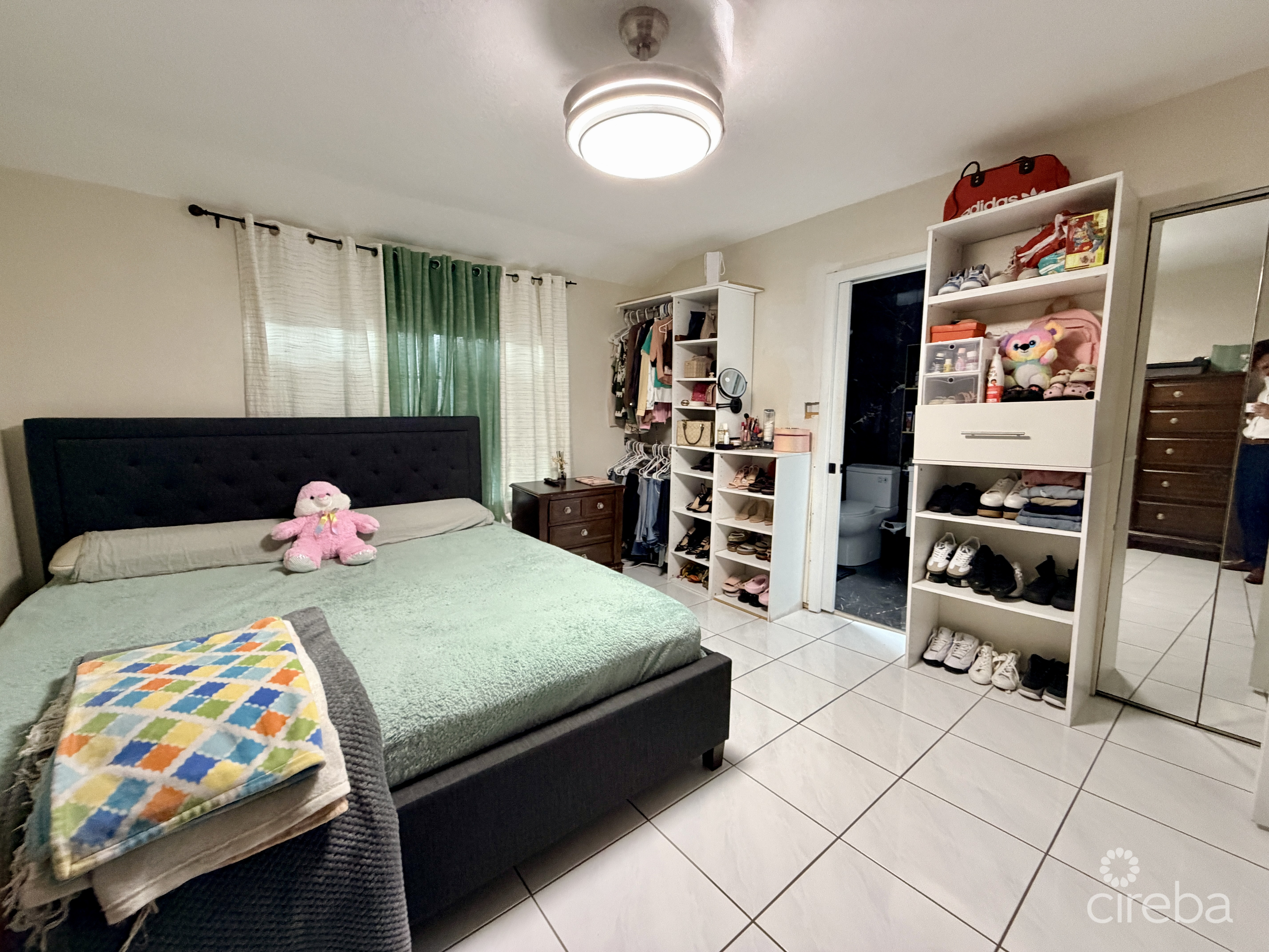 TROPICAL HAVEN – REMODELED 3 BEDROOM CONDO!