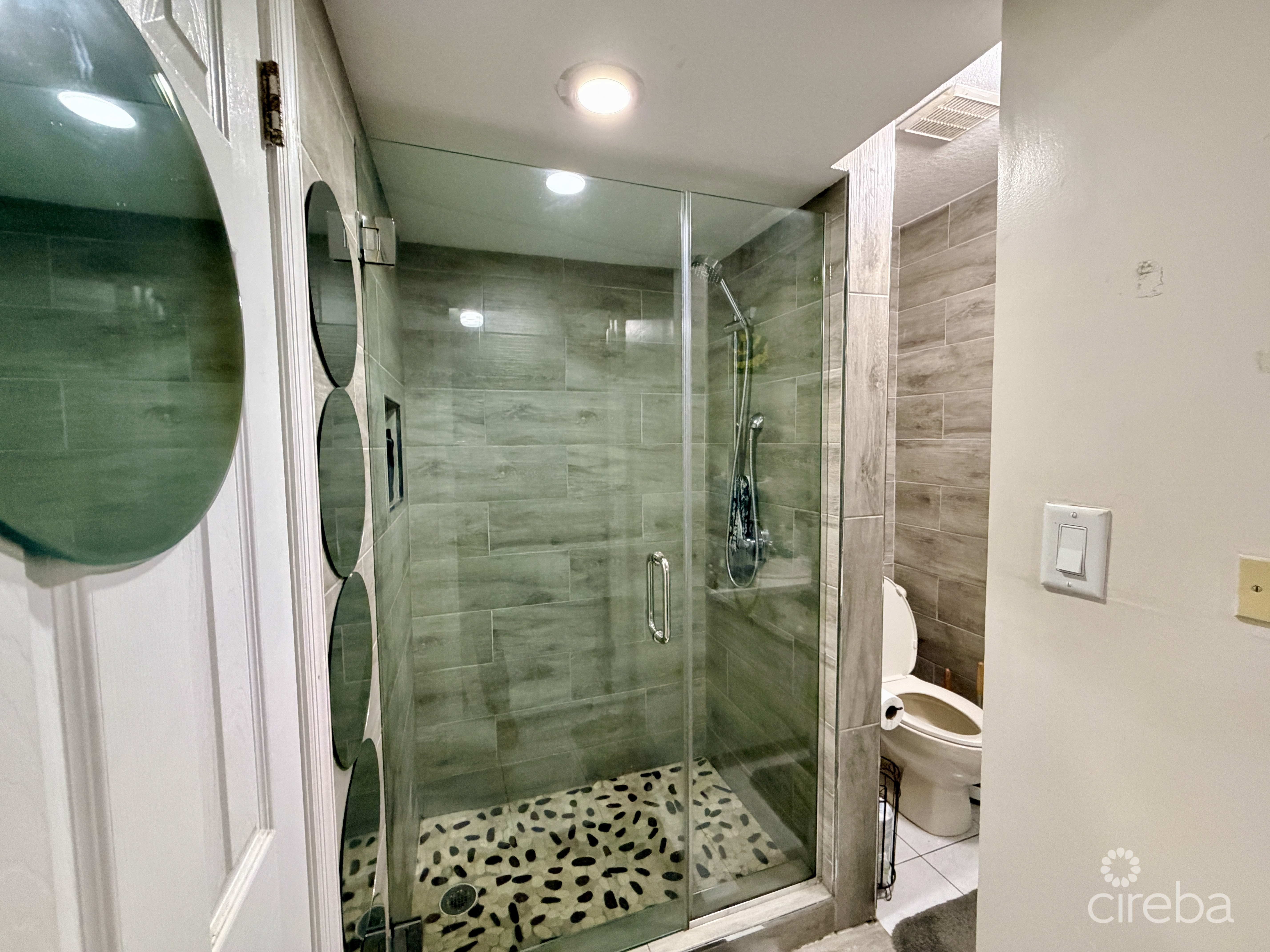 TROPICAL HAVEN – REMODELED 3 BEDROOM CONDO!