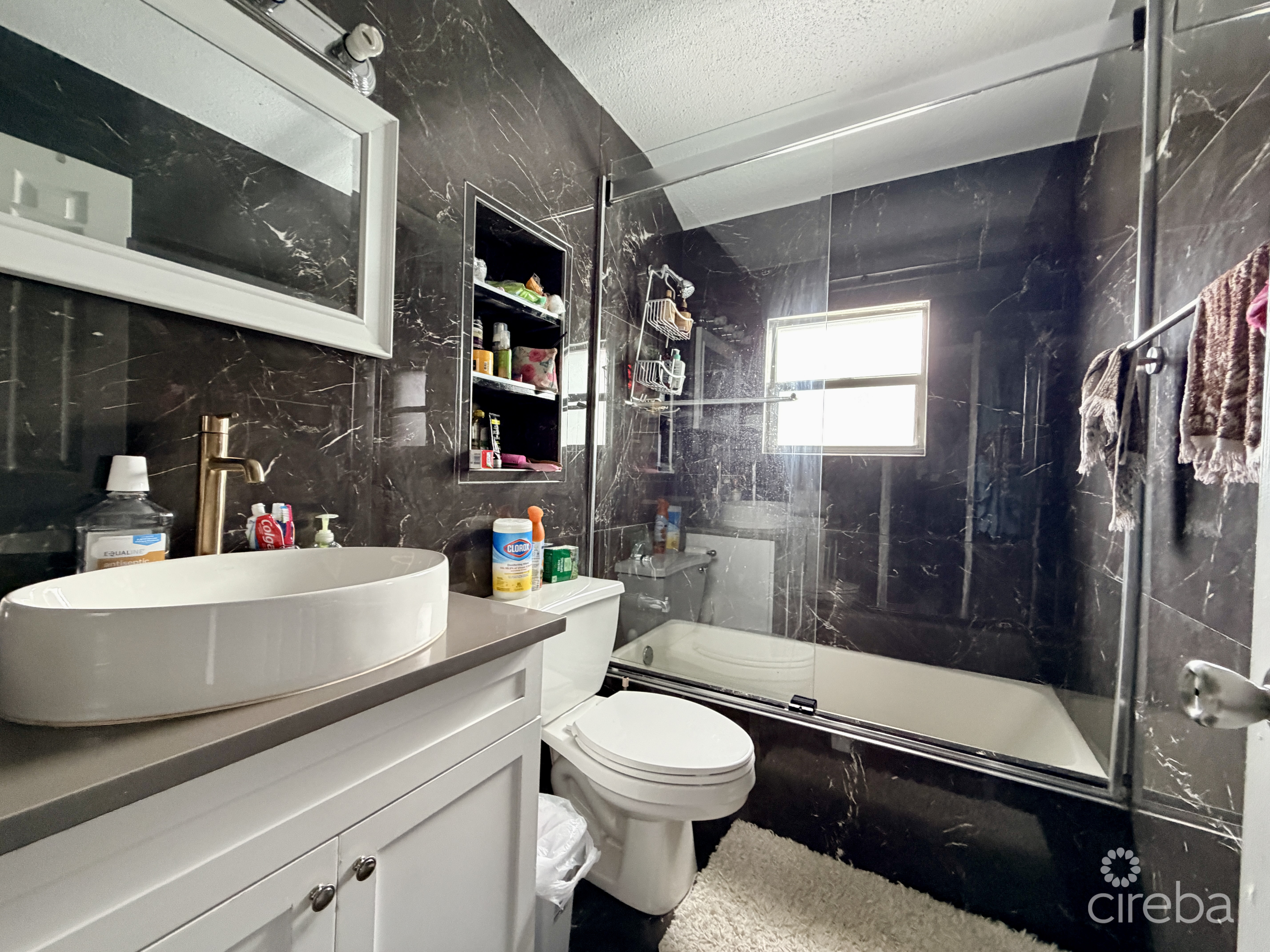 TROPICAL HAVEN – REMODELED 3 BEDROOM CONDO!