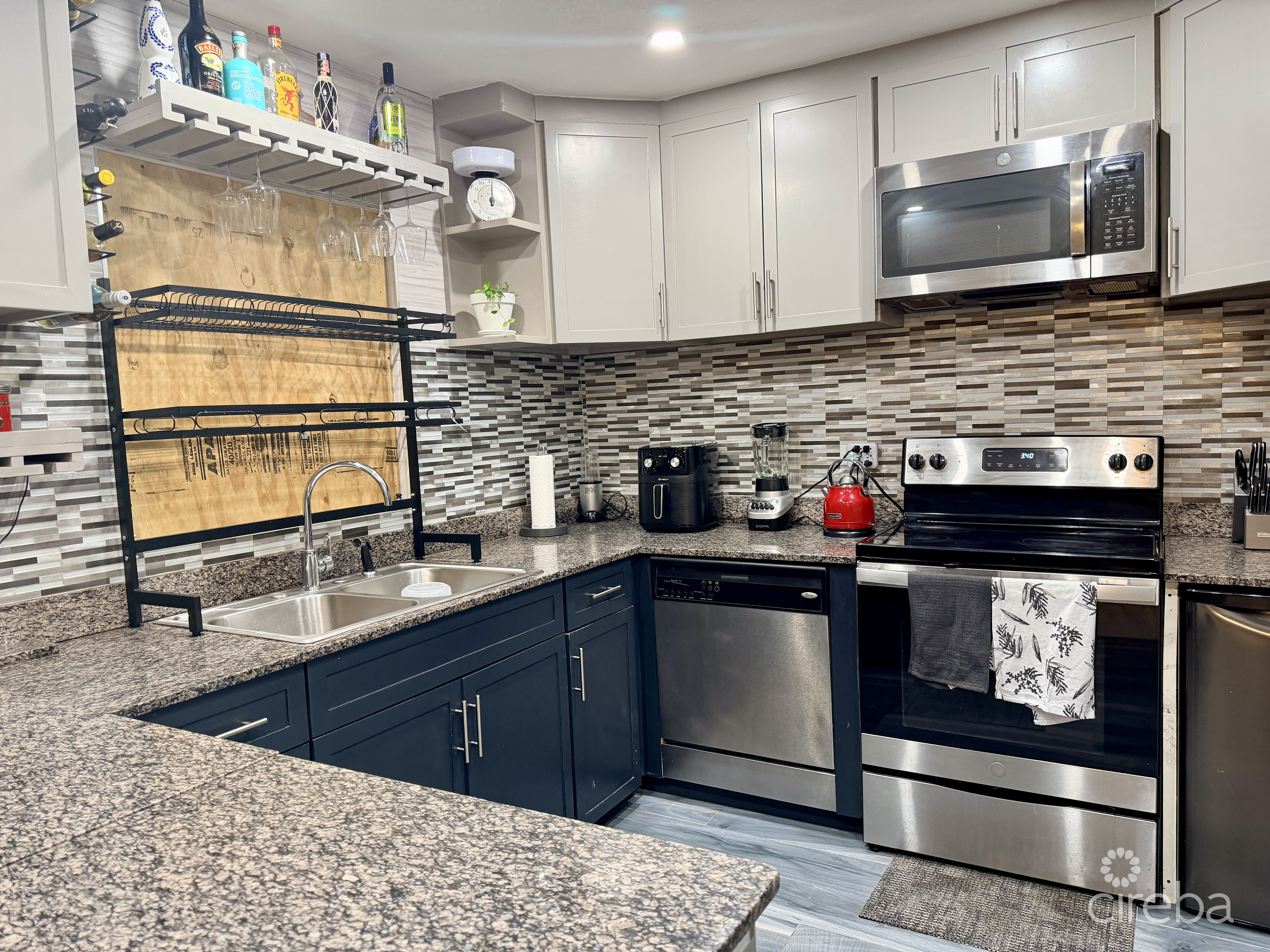 TROPICAL HAVEN – REMODELED 3 BEDROOM CONDO!