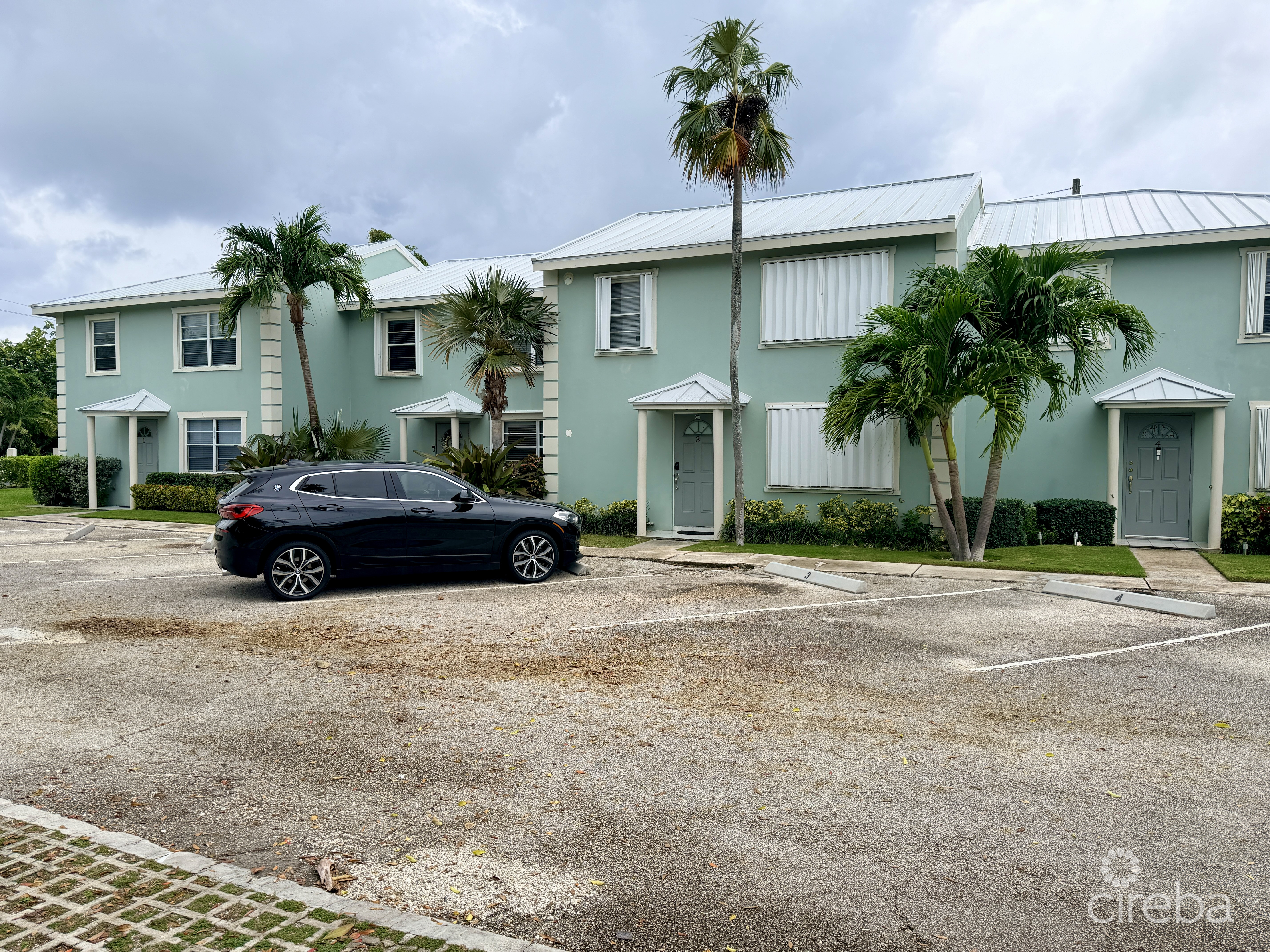 TROPICAL HAVEN – REMODELED 3 BEDROOM CONDO!