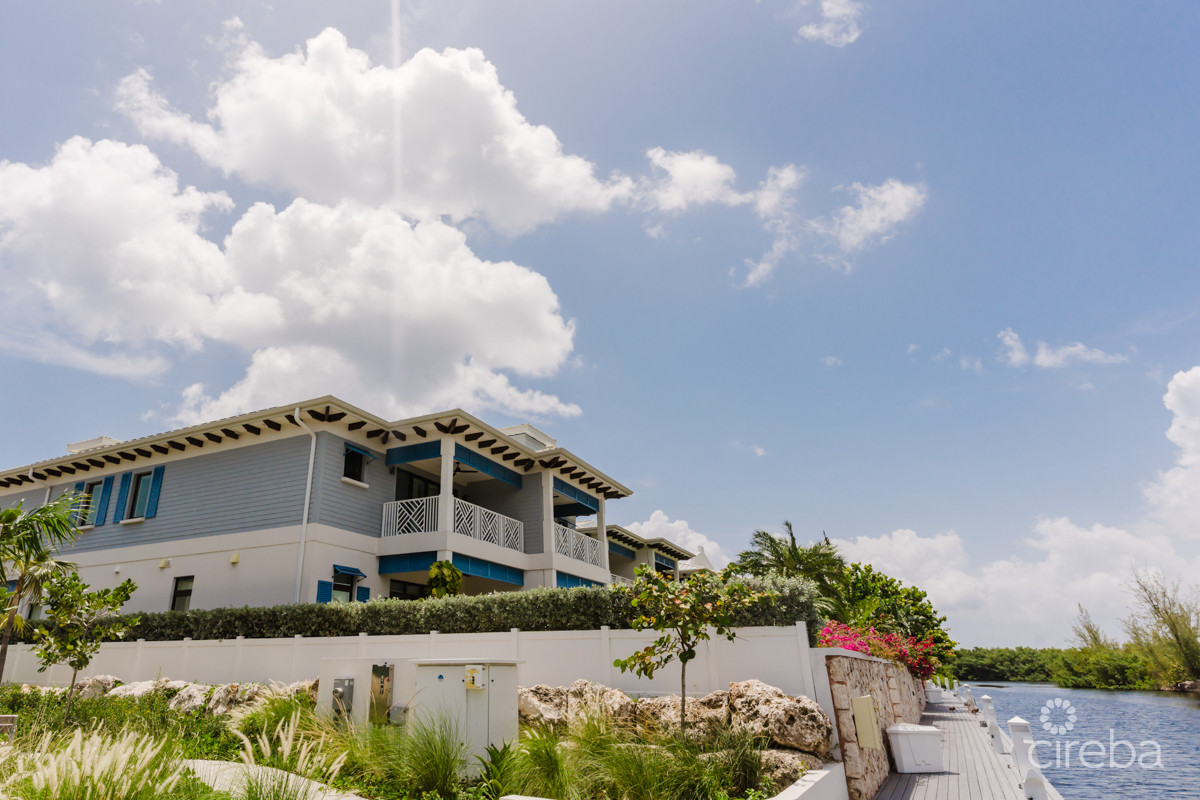 OLEA 123 – 4 BEDROOM CANAL FRONT DUPLEX/FAMILY HOME
