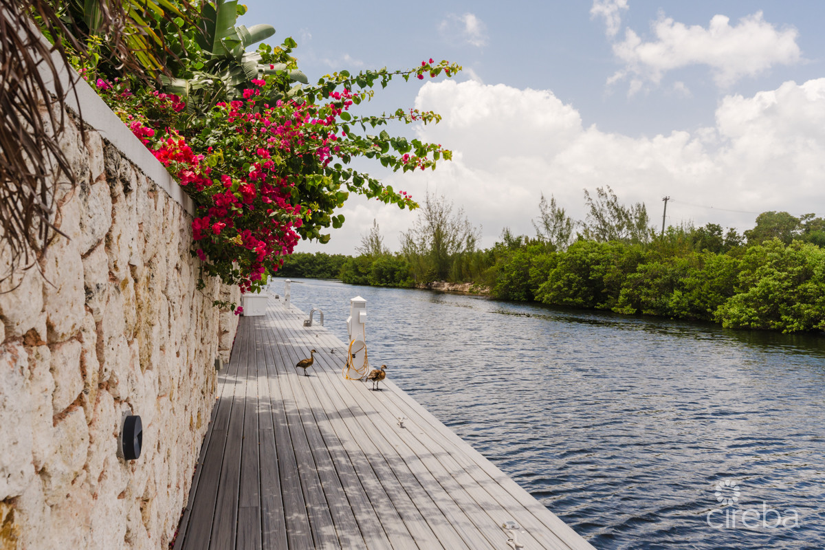 OLEA 123 – 4 BEDROOM CANAL FRONT DUPLEX/FAMILY HOME