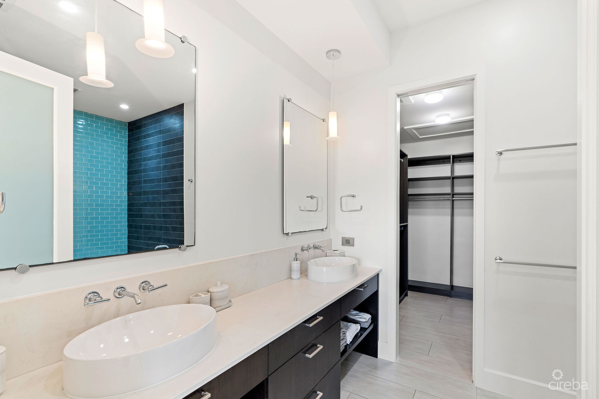 CYPRESS POINTE NORTH 101 – CANAL FRONT CRYSTAL HARBOUR