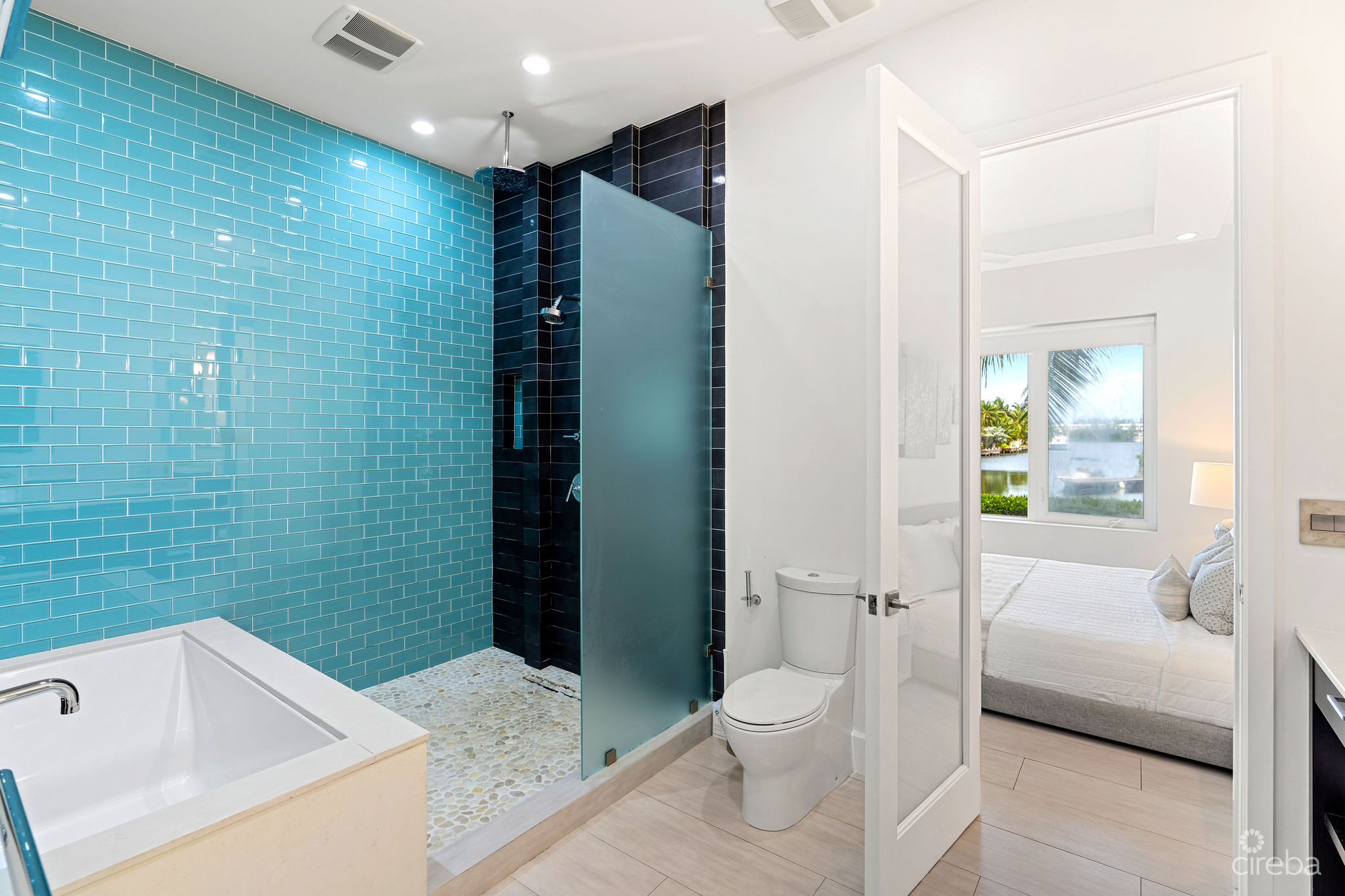 CYPRESS POINTE NORTH 101 – CANAL FRONT CRYSTAL HARBOUR