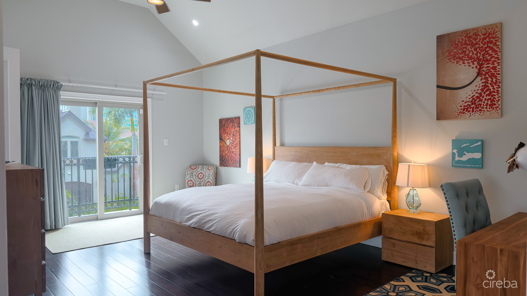 CAMELOT DRIVE HOME, SEVEN MILE BEACH