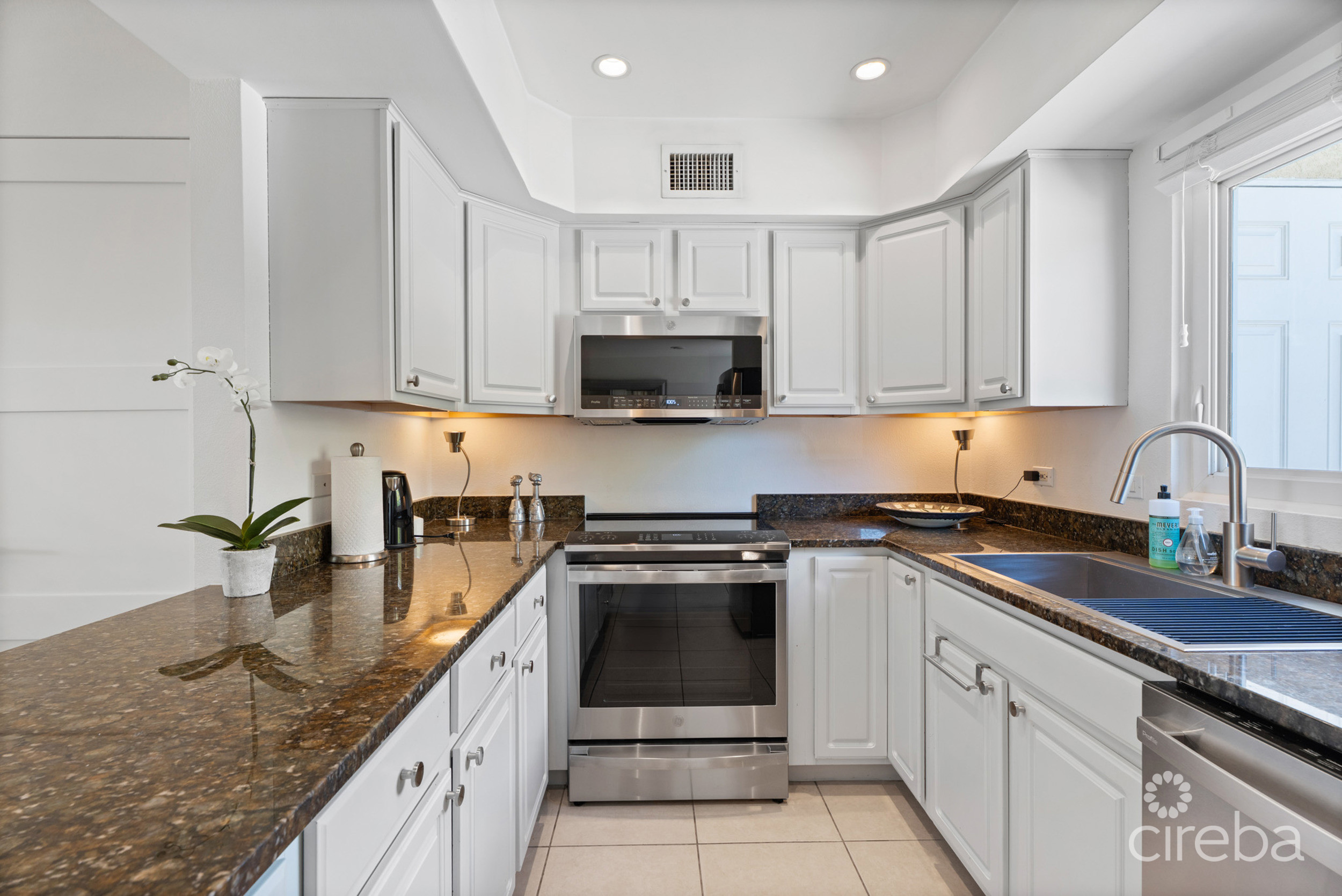 PIRATES LAIR 10 – SOUTH SOUND OCEANFRONT TOWNHOME