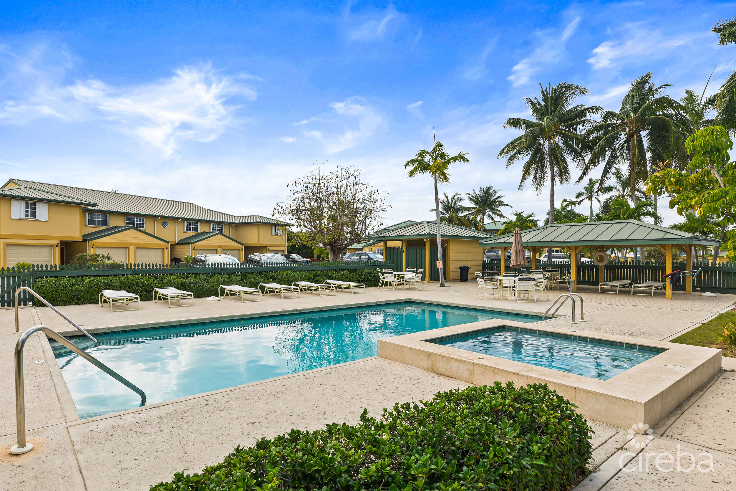 #6 LAKESHORE VILLAS / 2 BED PLUS DEN / 3 BATH