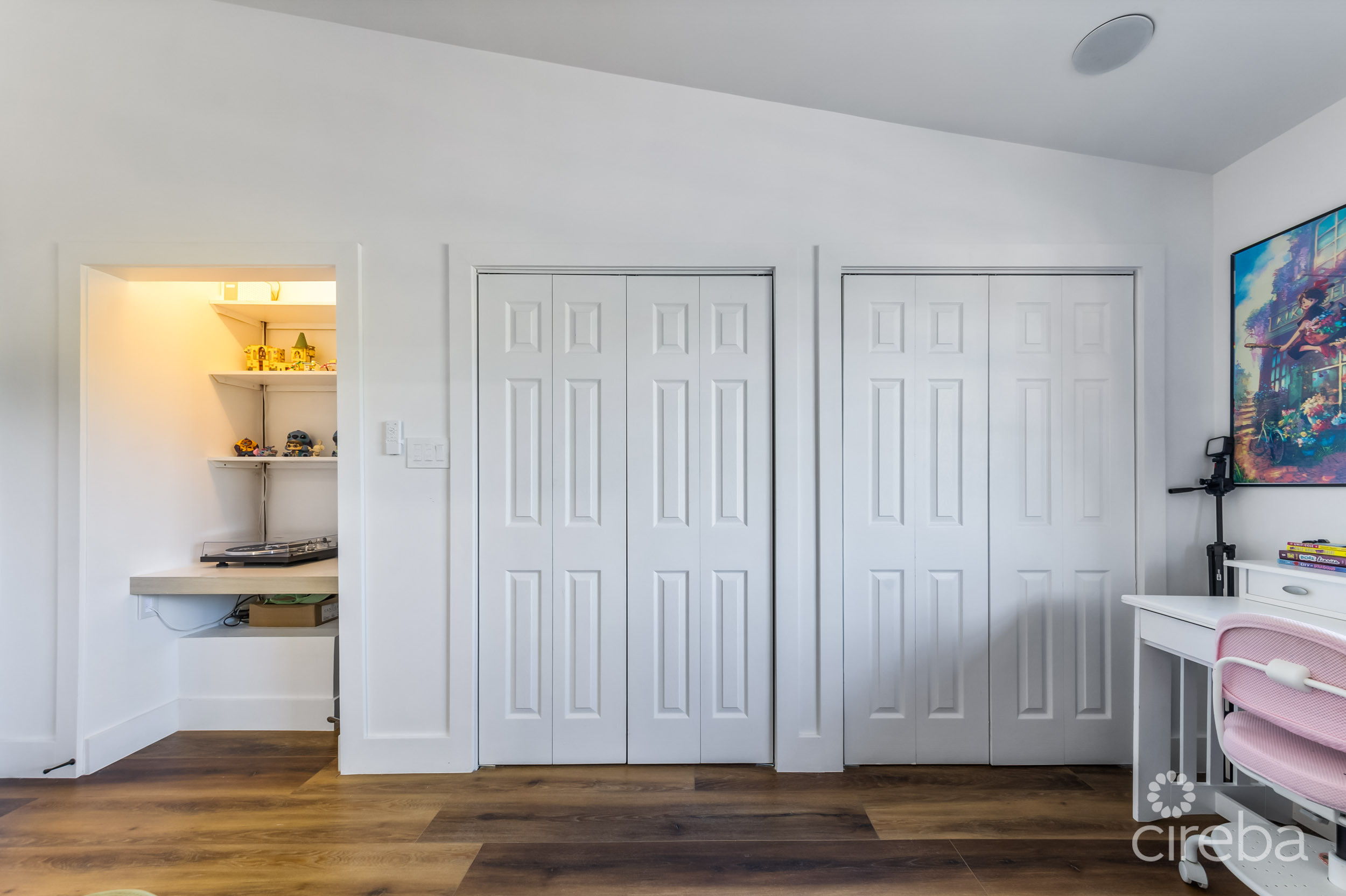 #6 LAKESHORE VILLAS / 2 BED PLUS DEN / 3 BATH