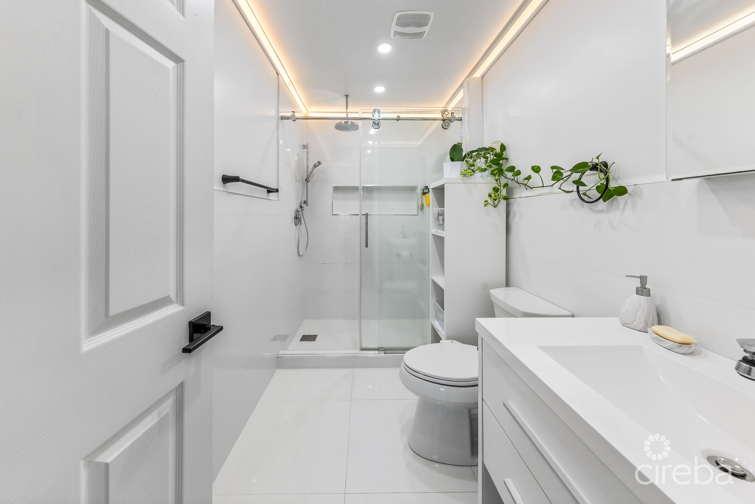 #6 LAKESHORE VILLAS / 2 BED PLUS DEN / 3 BATH