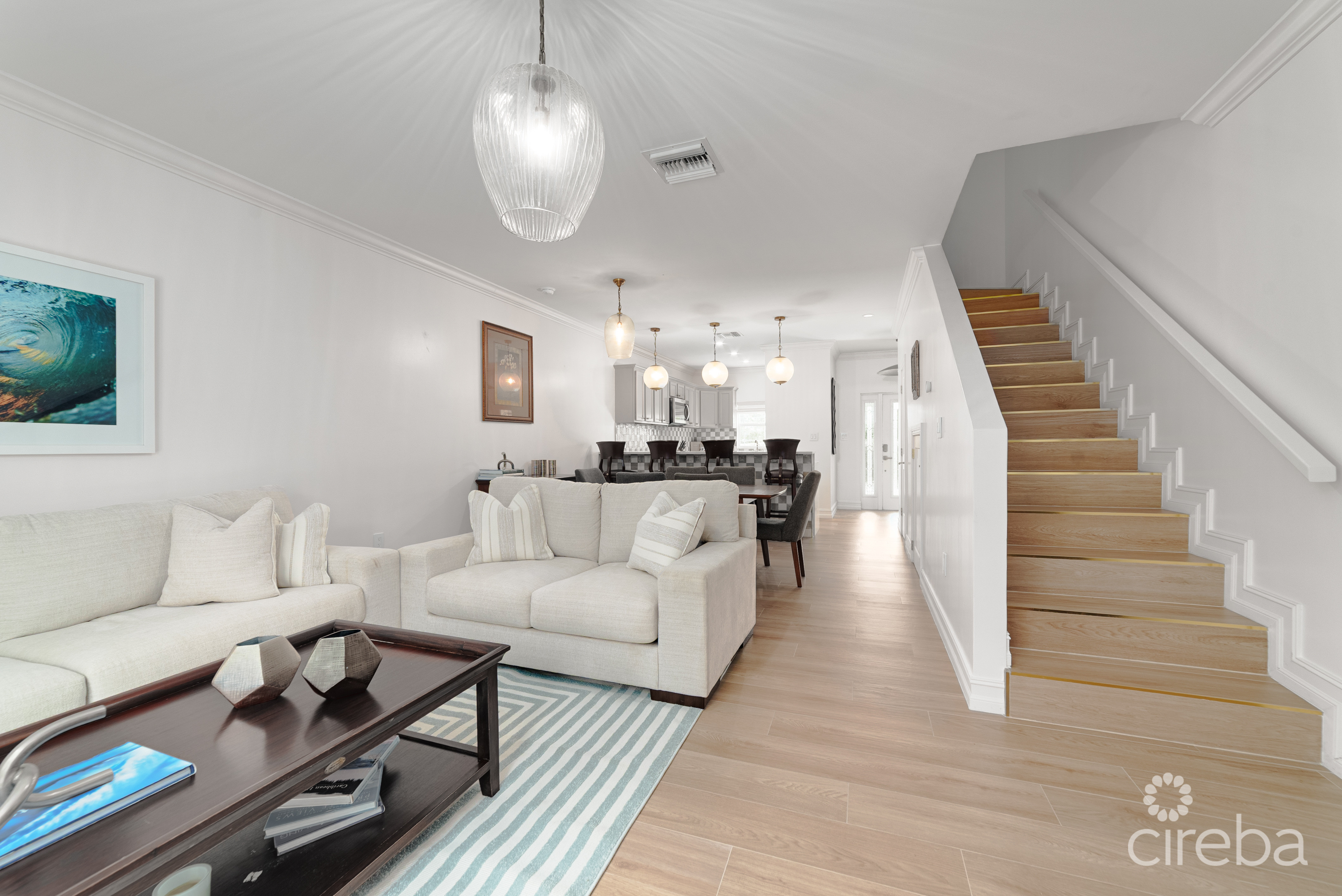 BEAUTIFULLY RENOVATED UNIT IN WALKERS SOUTH
