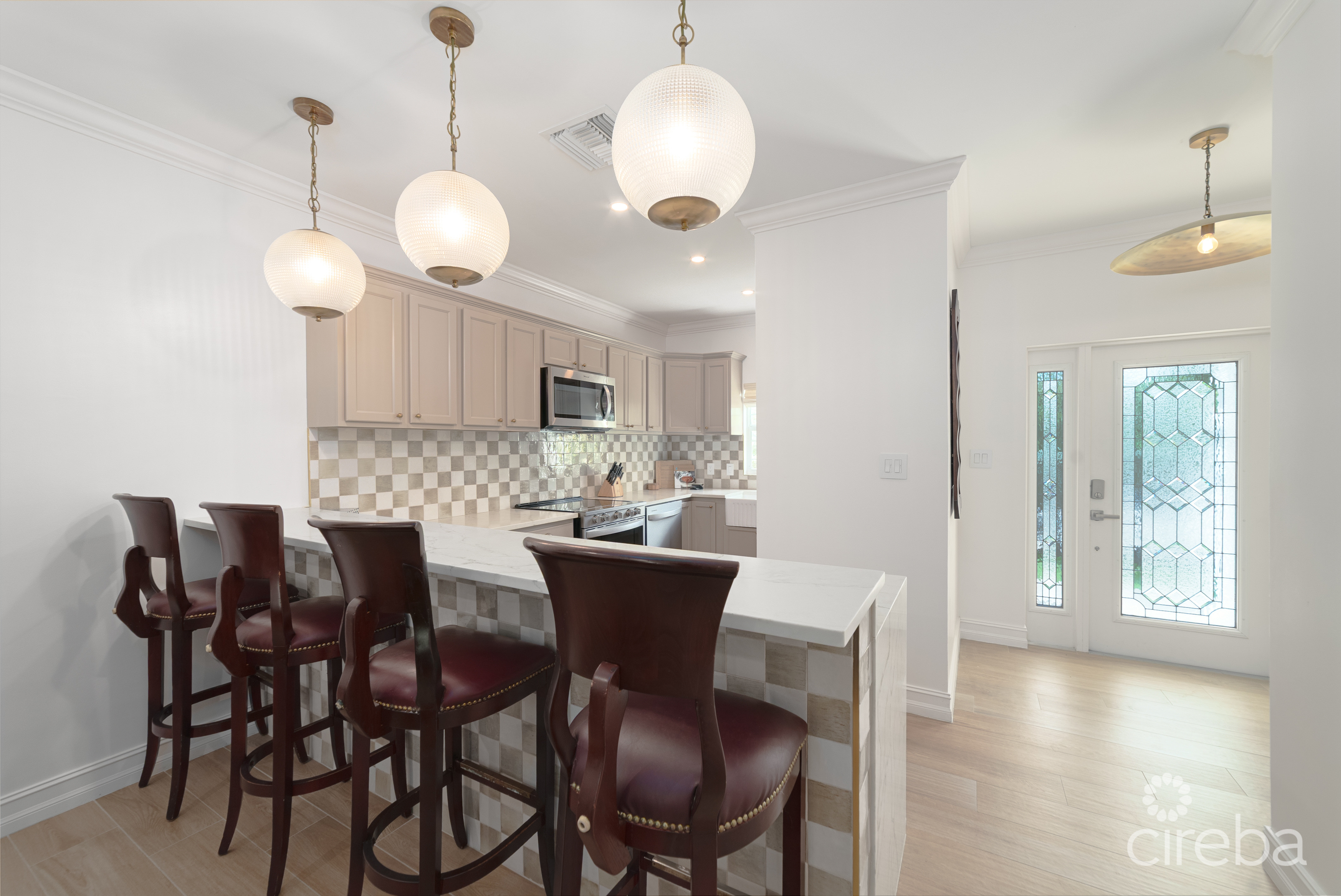 BEAUTIFULLY RENOVATED UNIT IN WALKERS SOUTH