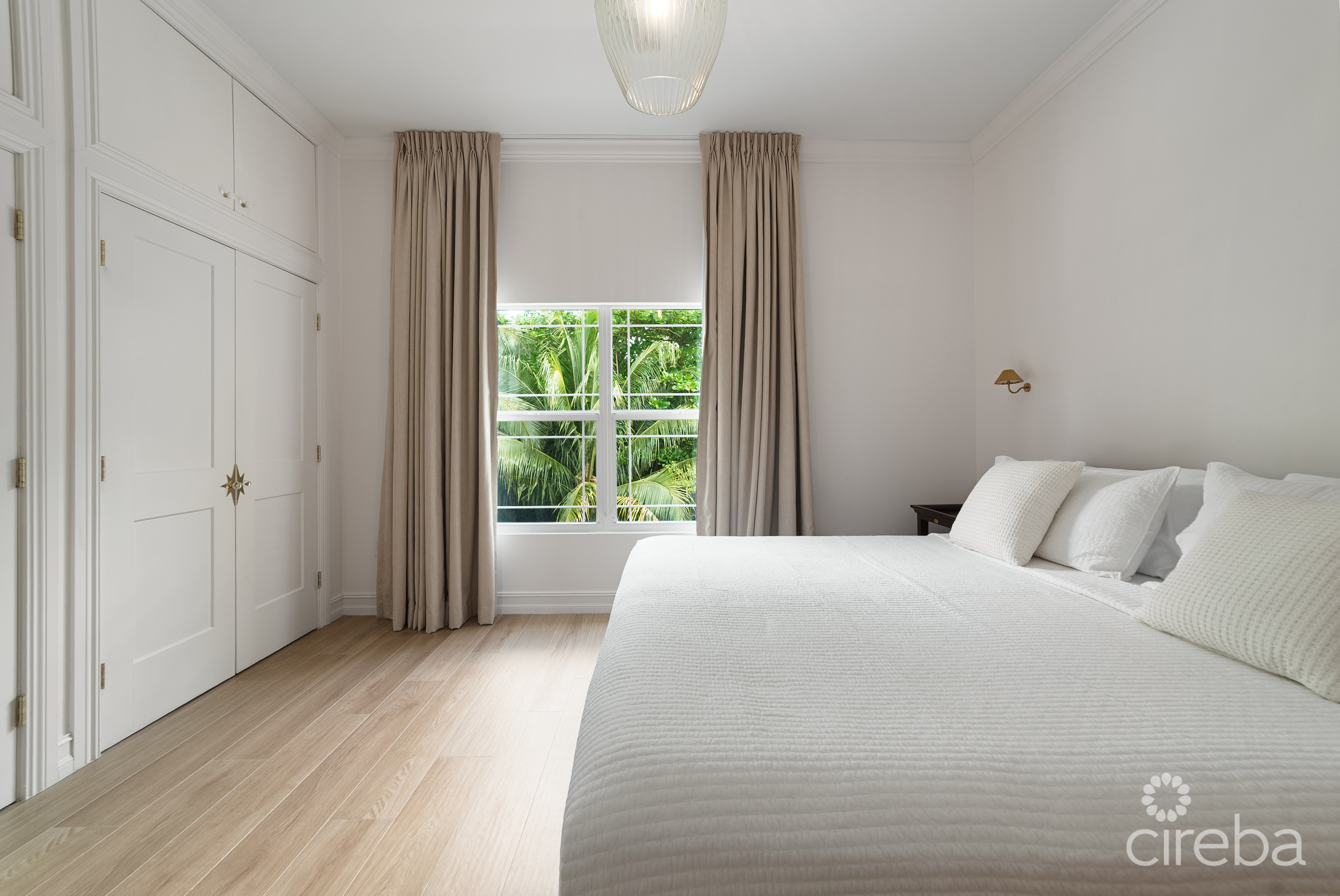BEAUTIFULLY RENOVATED UNIT IN WALKERS SOUTH