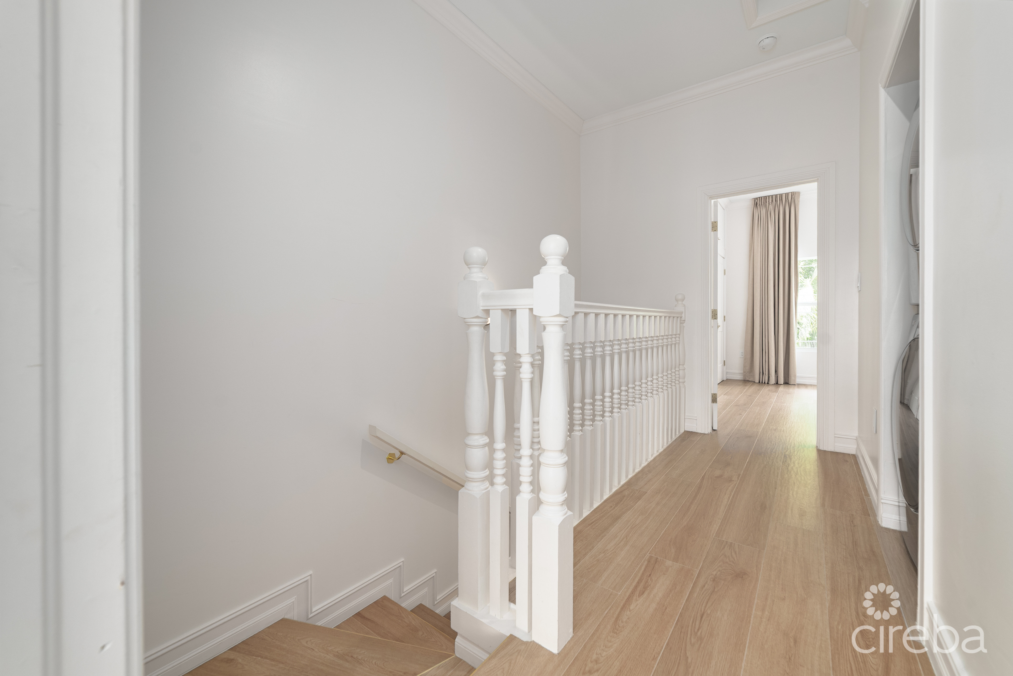 BEAUTIFULLY RENOVATED UNIT IN WALKERS SOUTH