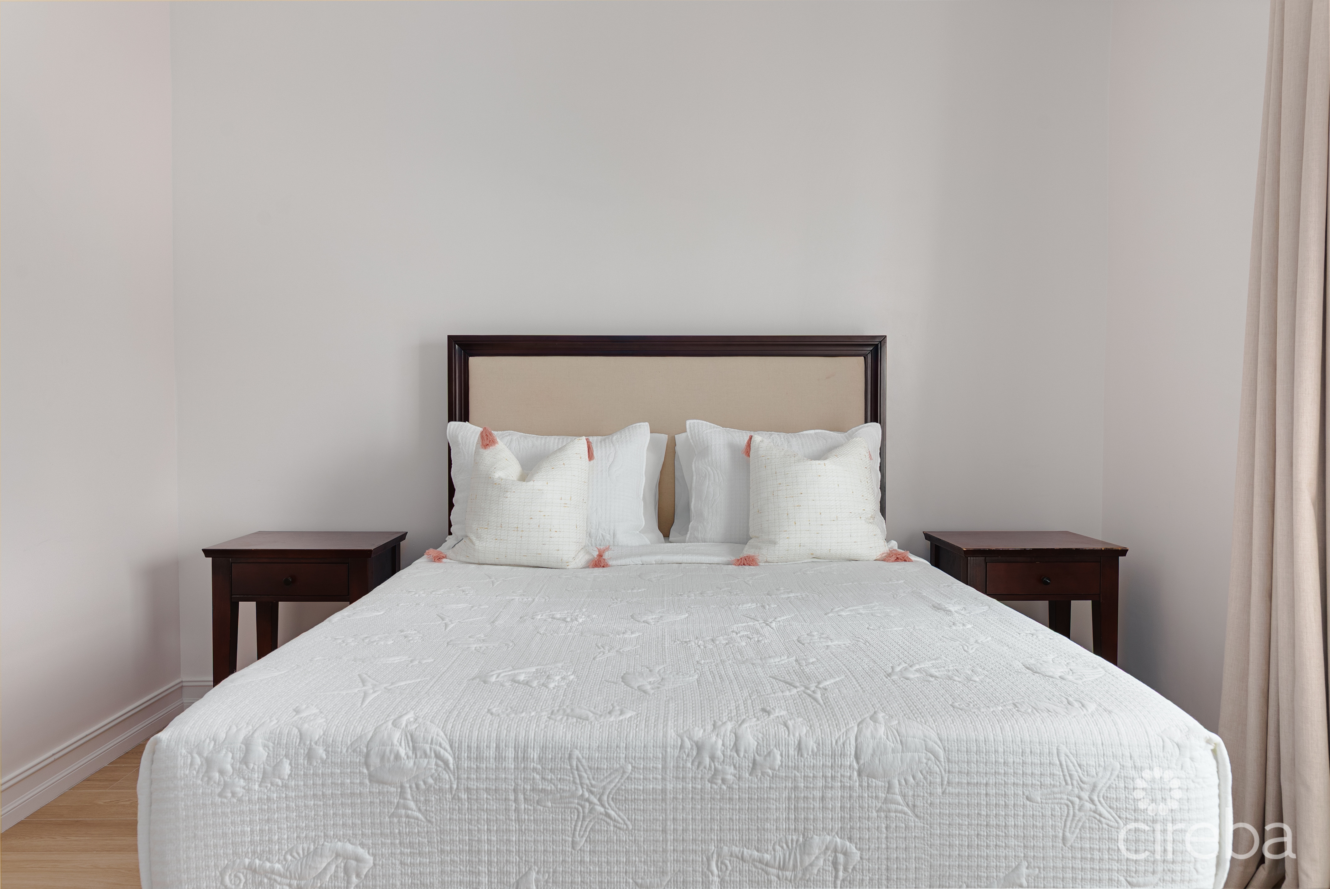 BEAUTIFULLY RENOVATED UNIT IN WALKERS SOUTH