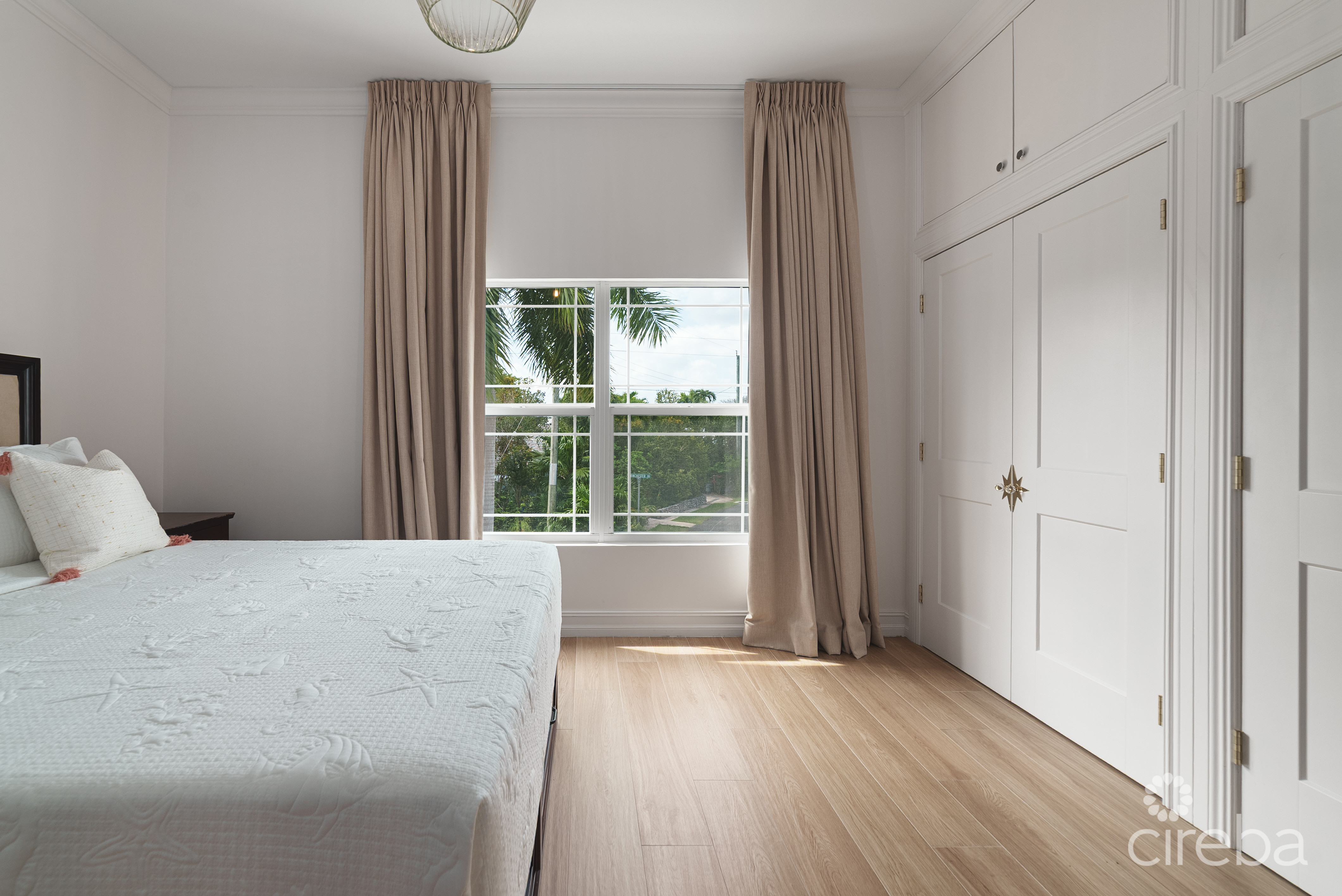 BEAUTIFULLY RENOVATED UNIT IN WALKERS SOUTH