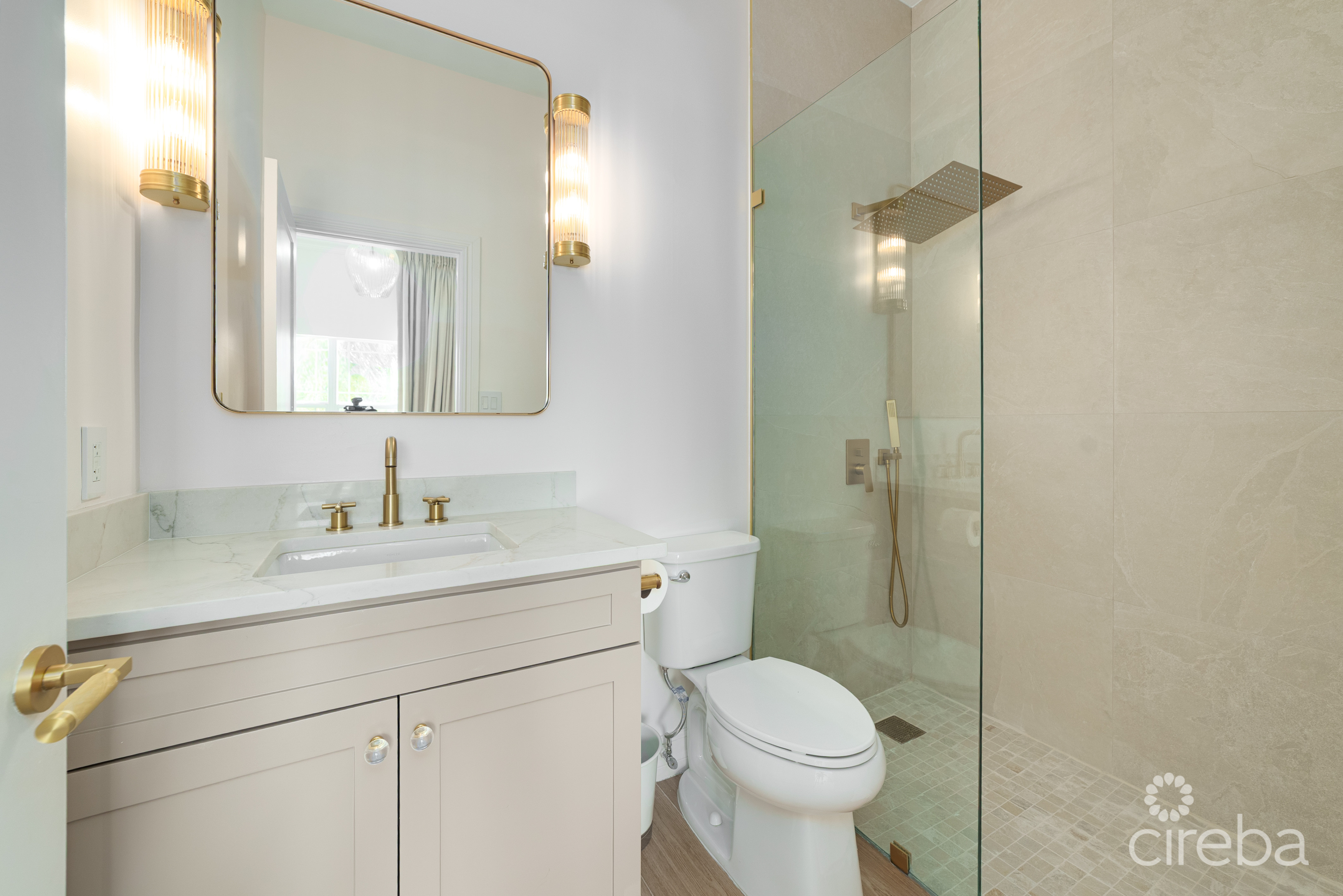 BEAUTIFULLY RENOVATED UNIT IN WALKERS SOUTH