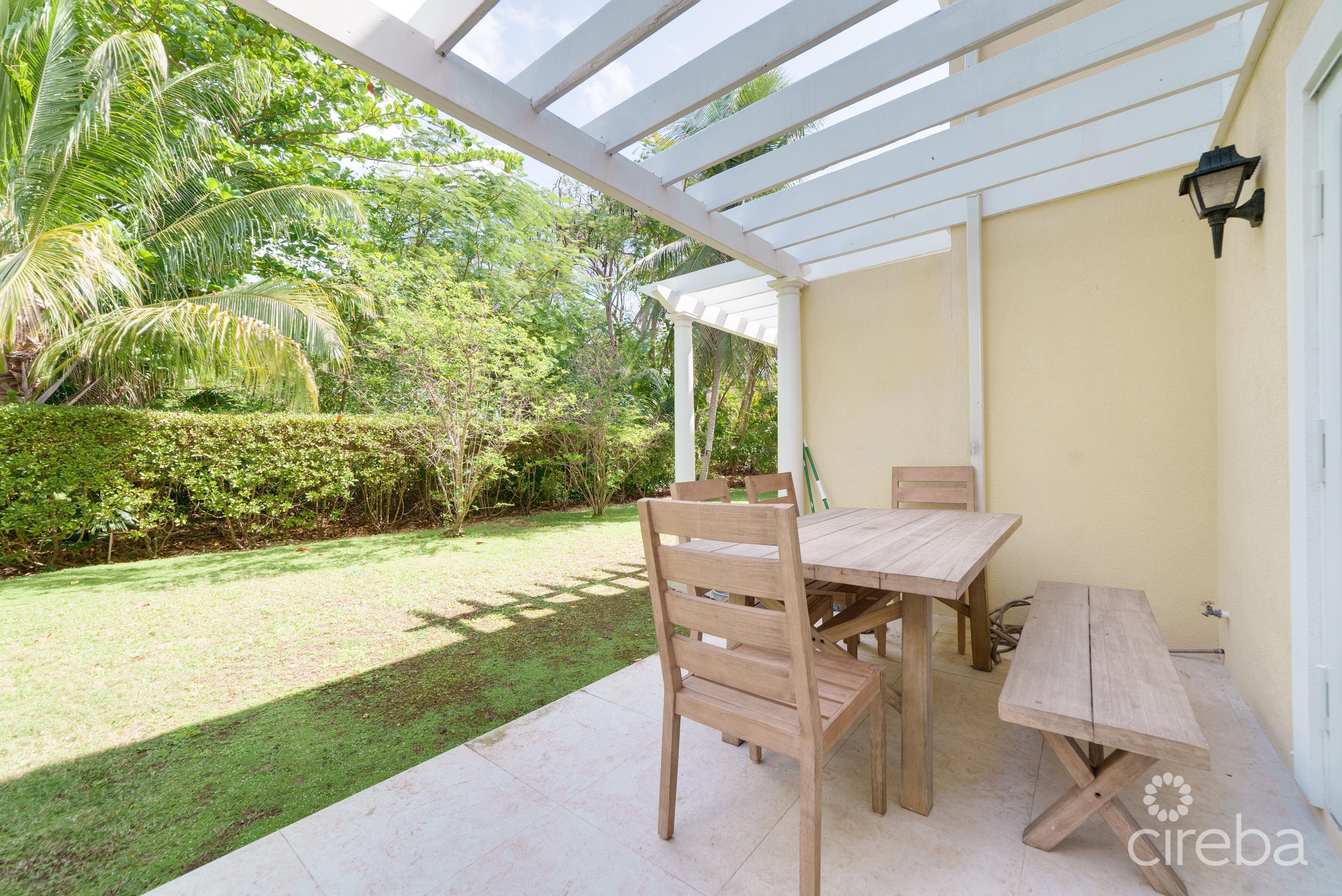 BEAUTIFULLY RENOVATED UNIT IN WALKERS SOUTH