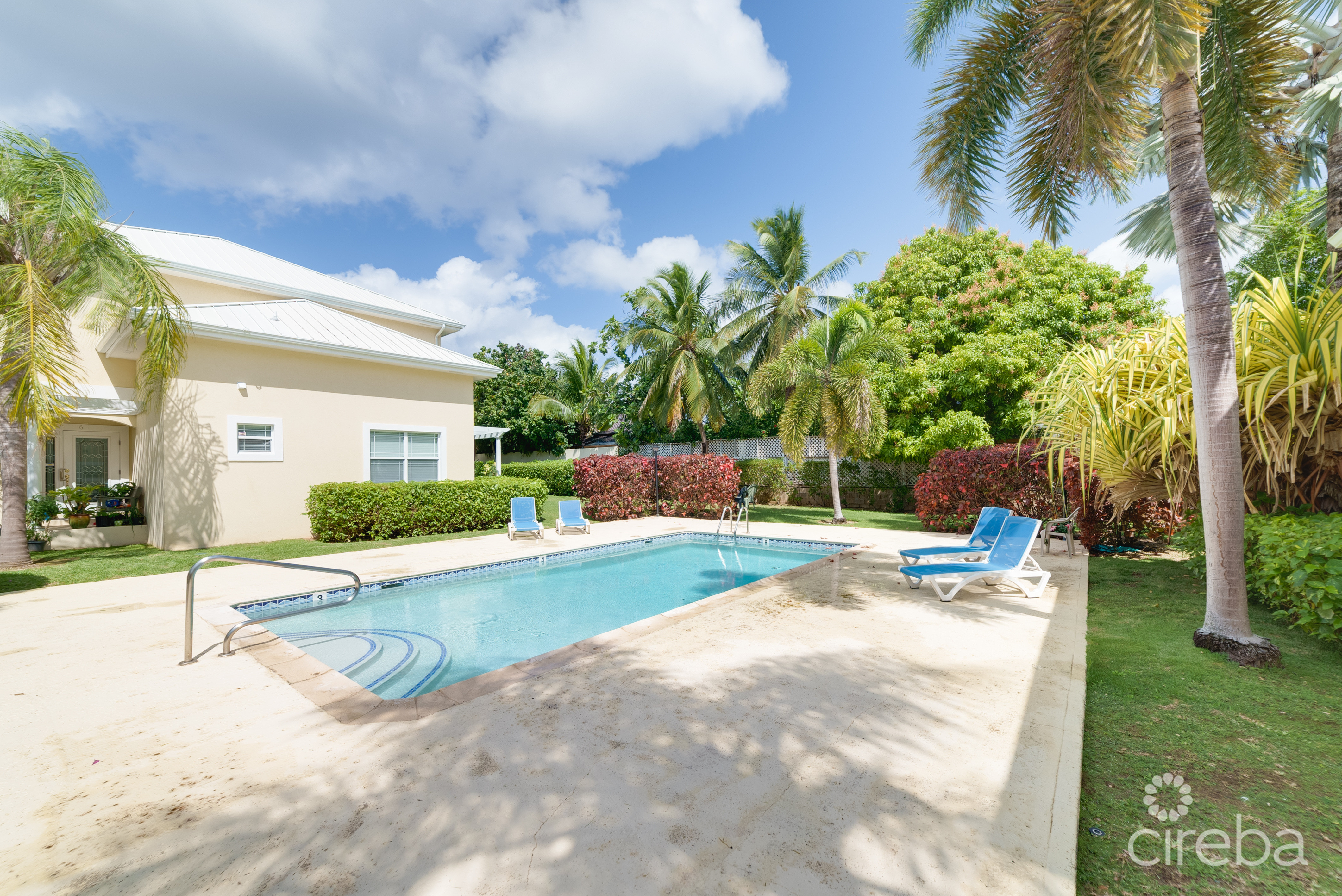BEAUTIFULLY RENOVATED UNIT IN WALKERS SOUTH