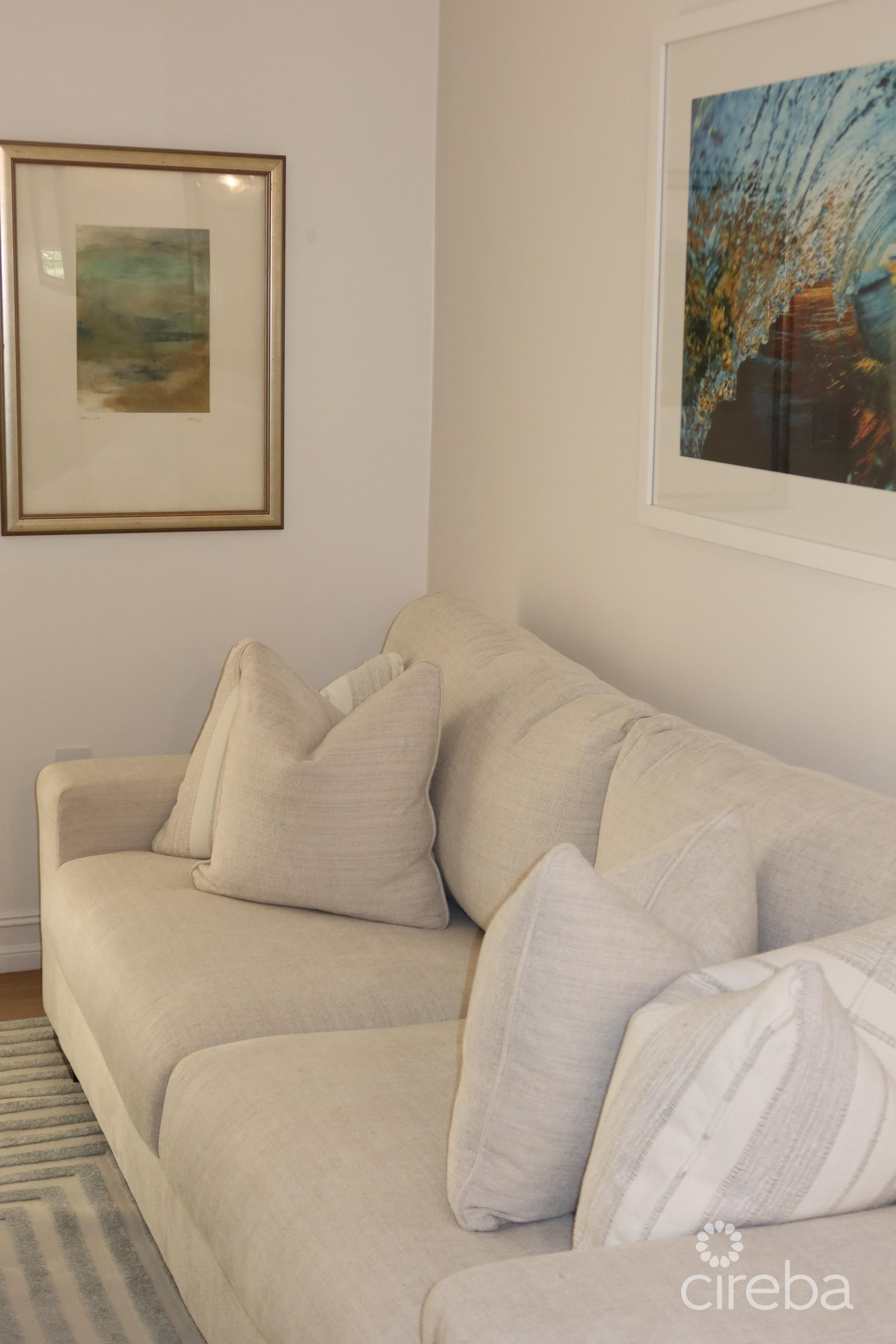 BEAUTIFULLY RENOVATED UNIT IN WALKERS SOUTH