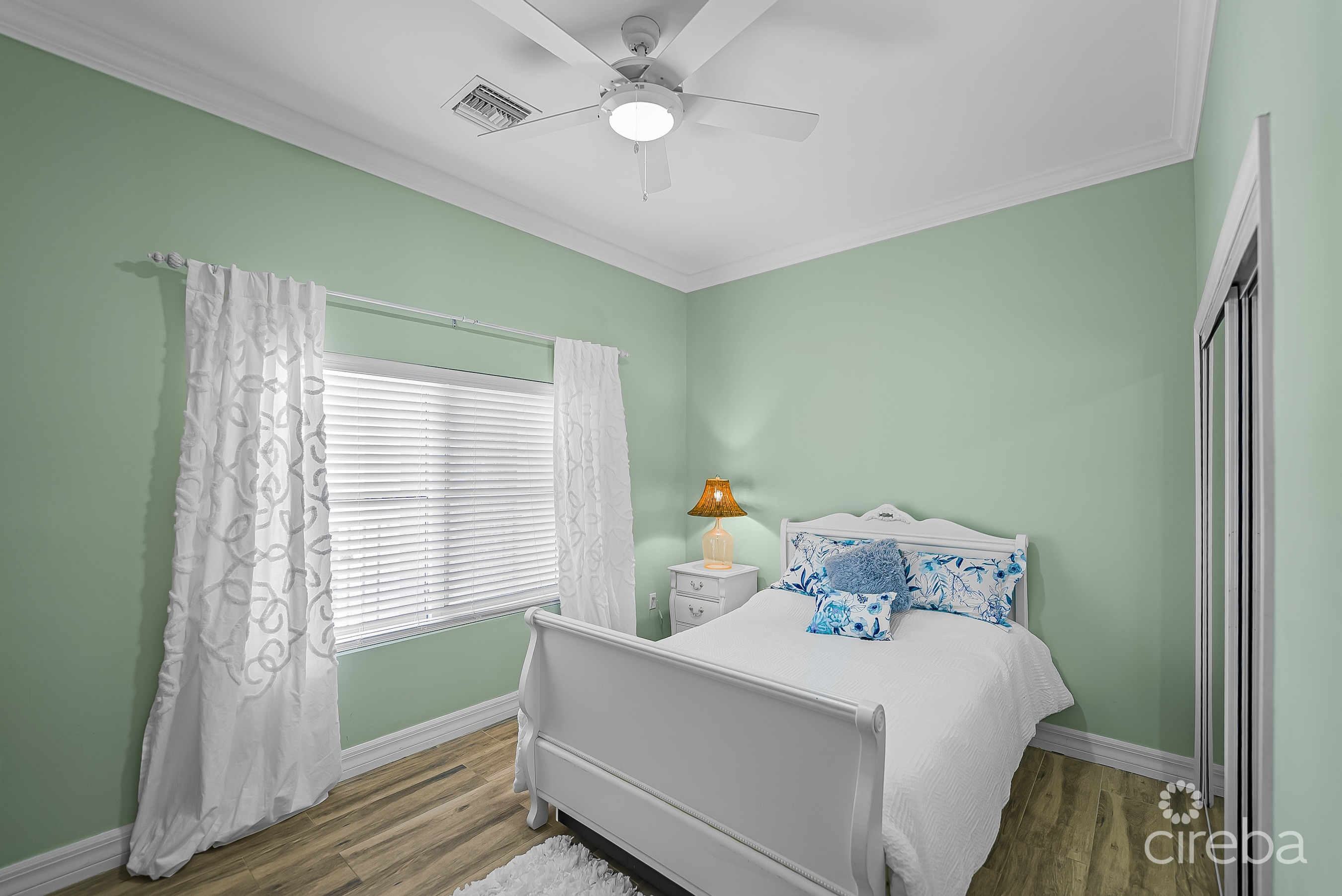 HARBOUR POINT OCEANFRONT 3 BED PLUS OFFICE