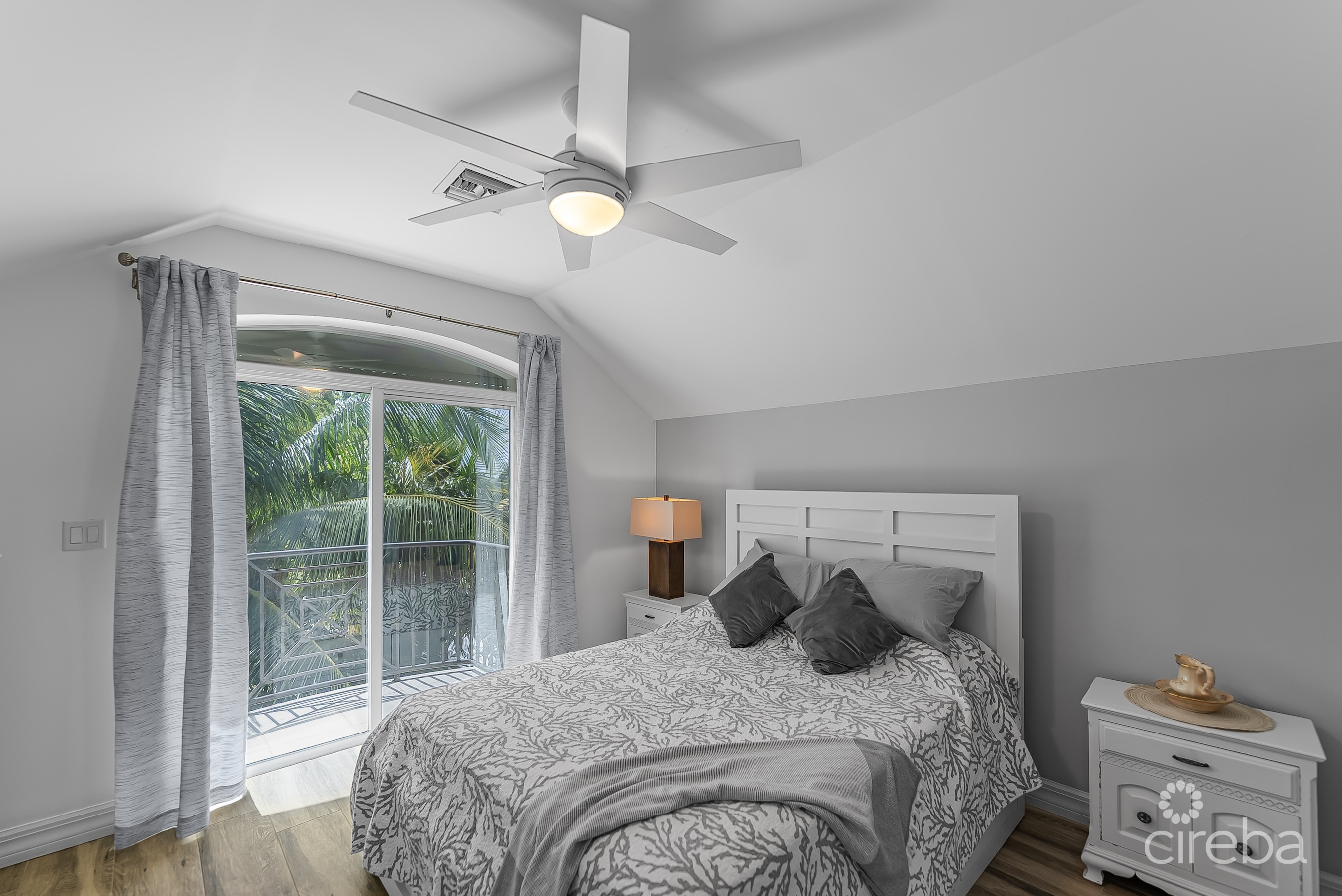 HARBOUR POINT OCEANFRONT 3 BED PLUS OFFICE