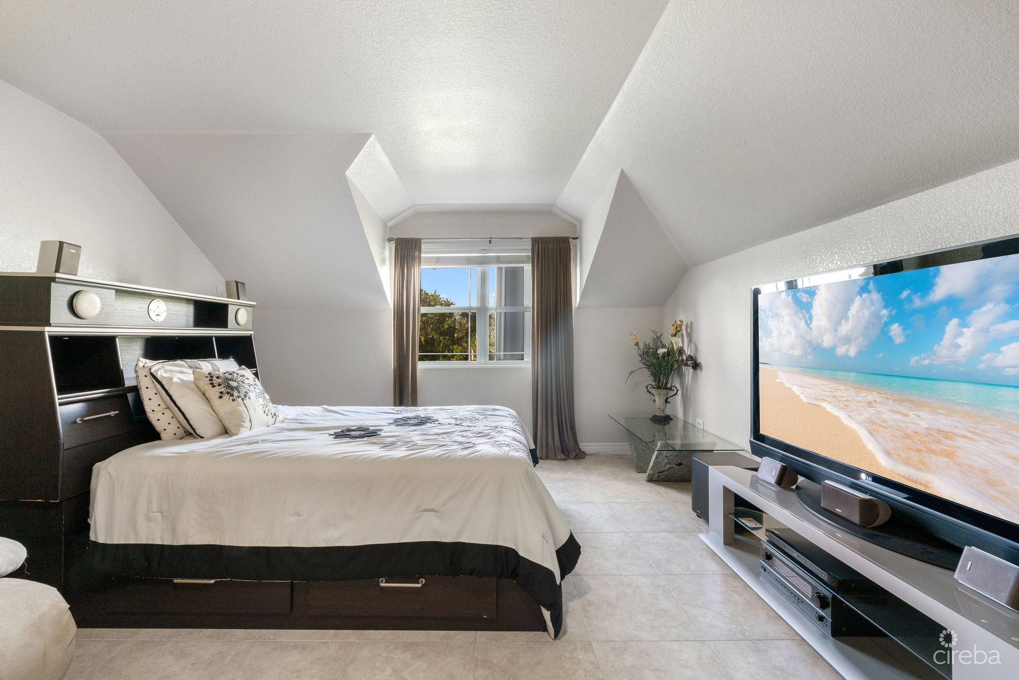 SPACIOUS 3 BED + DEN TOWNHOME AT L'AMBIENCE 7