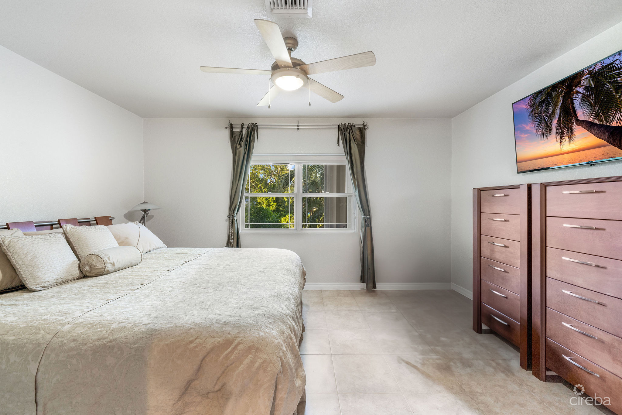 SPACIOUS 3 BED + DEN TOWNHOME AT L'AMBIENCE 5