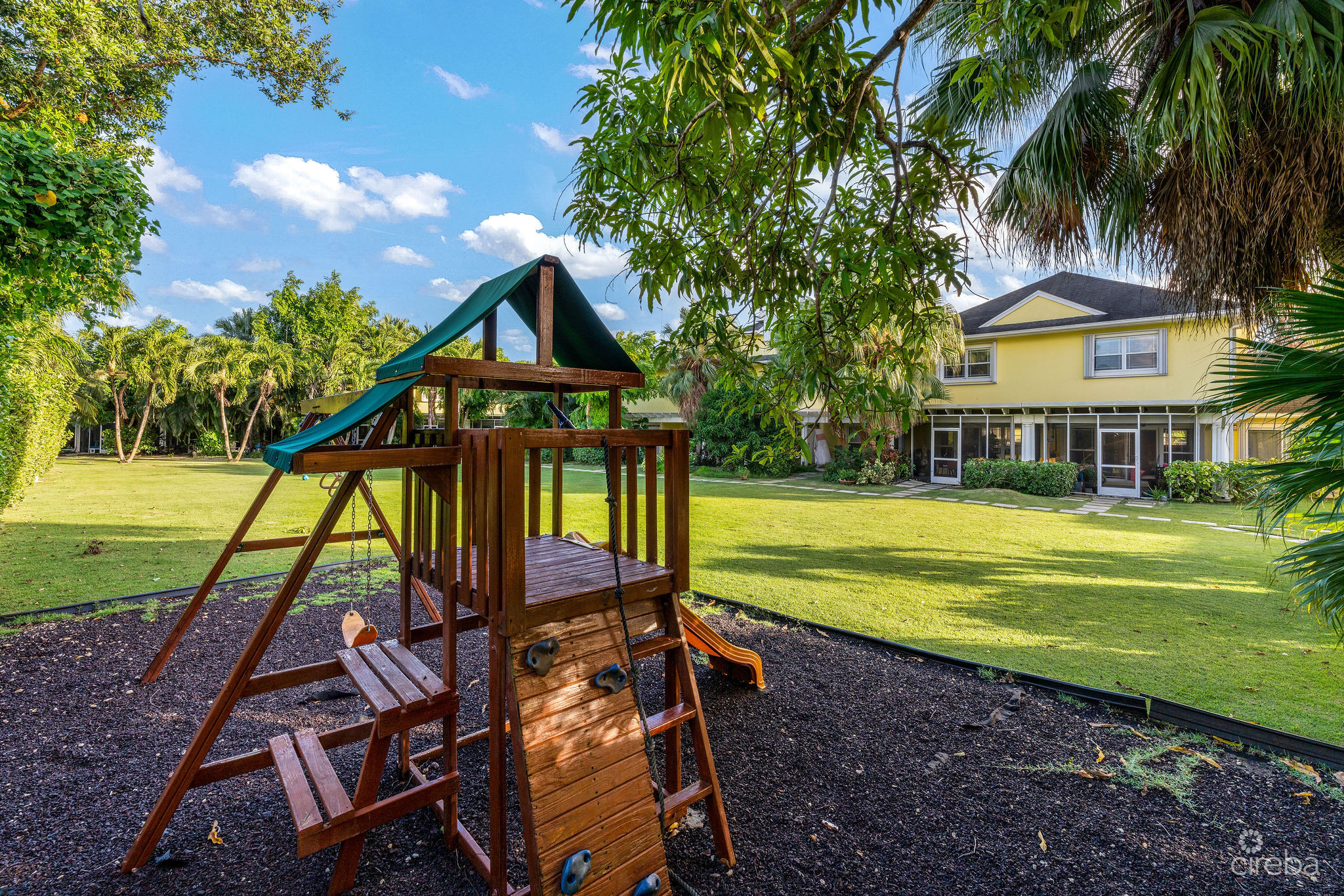 SPACIOUS 3 BED + DEN TOWNHOME AT L’AMBIENCE