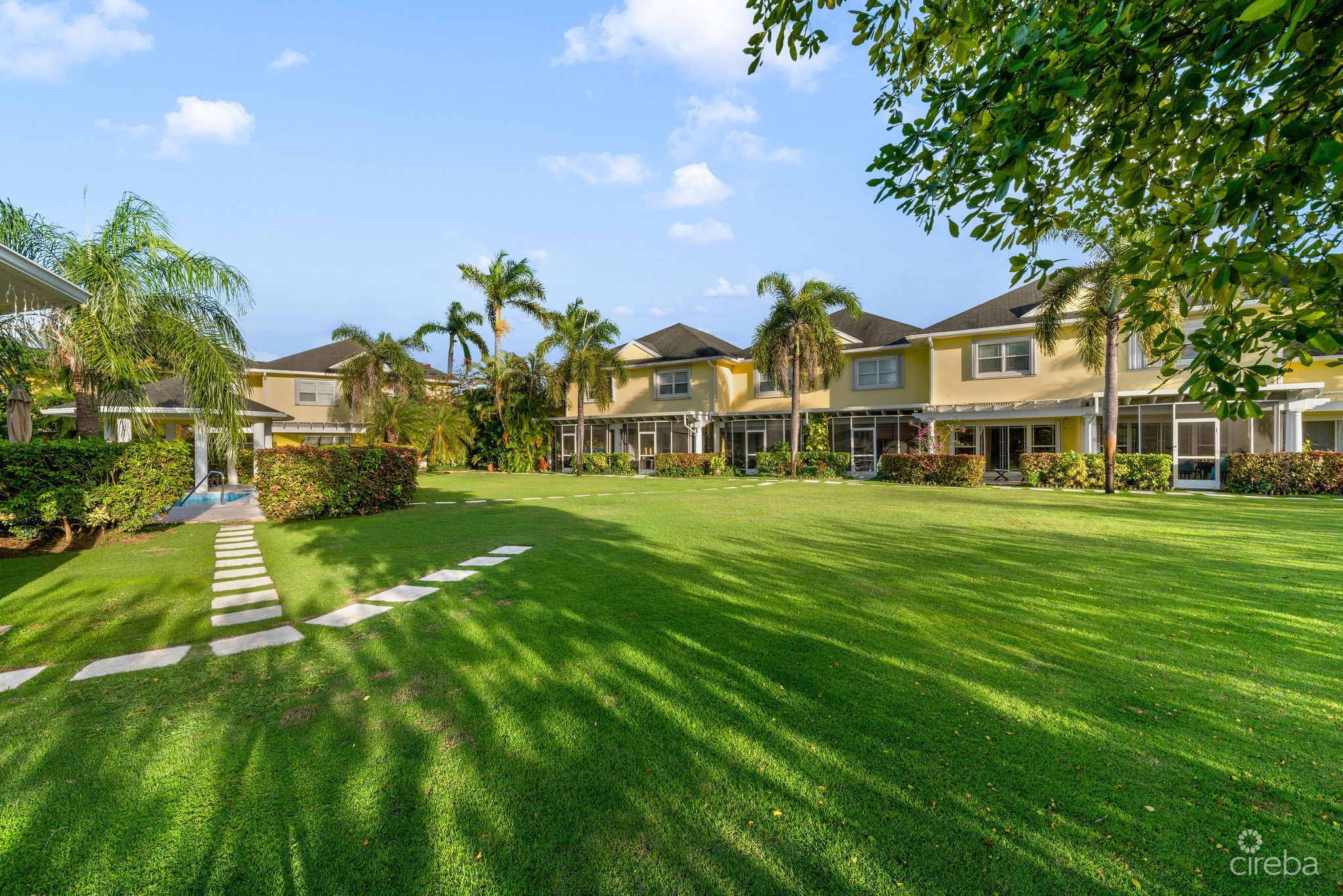 SPACIOUS 3 BED + DEN TOWNHOME AT L'AMBIENCE 8