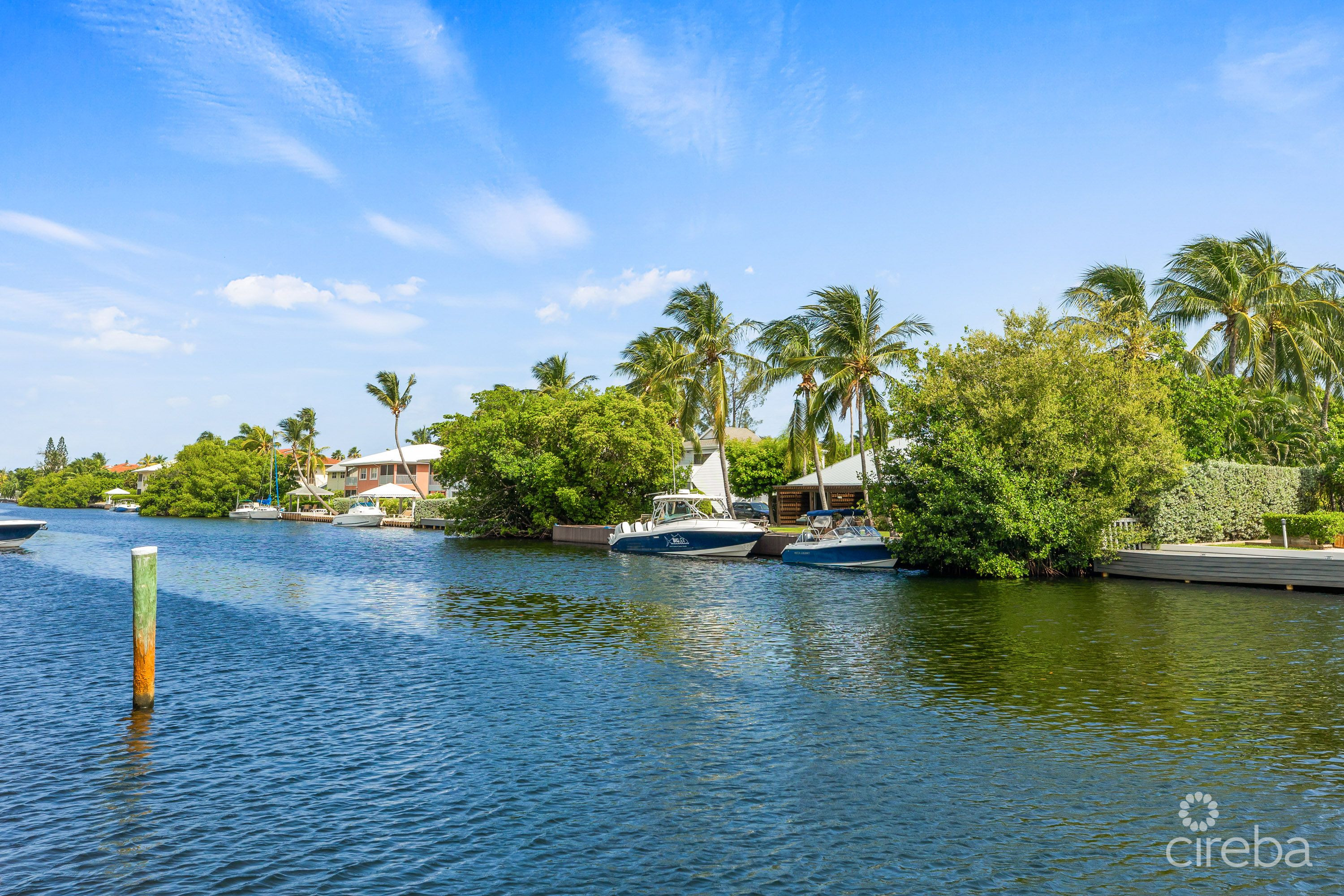 BRITANNIA KINGS COURT CANAL FRONT 4 BED/3 BATH PLUS BOAT DOCK 7