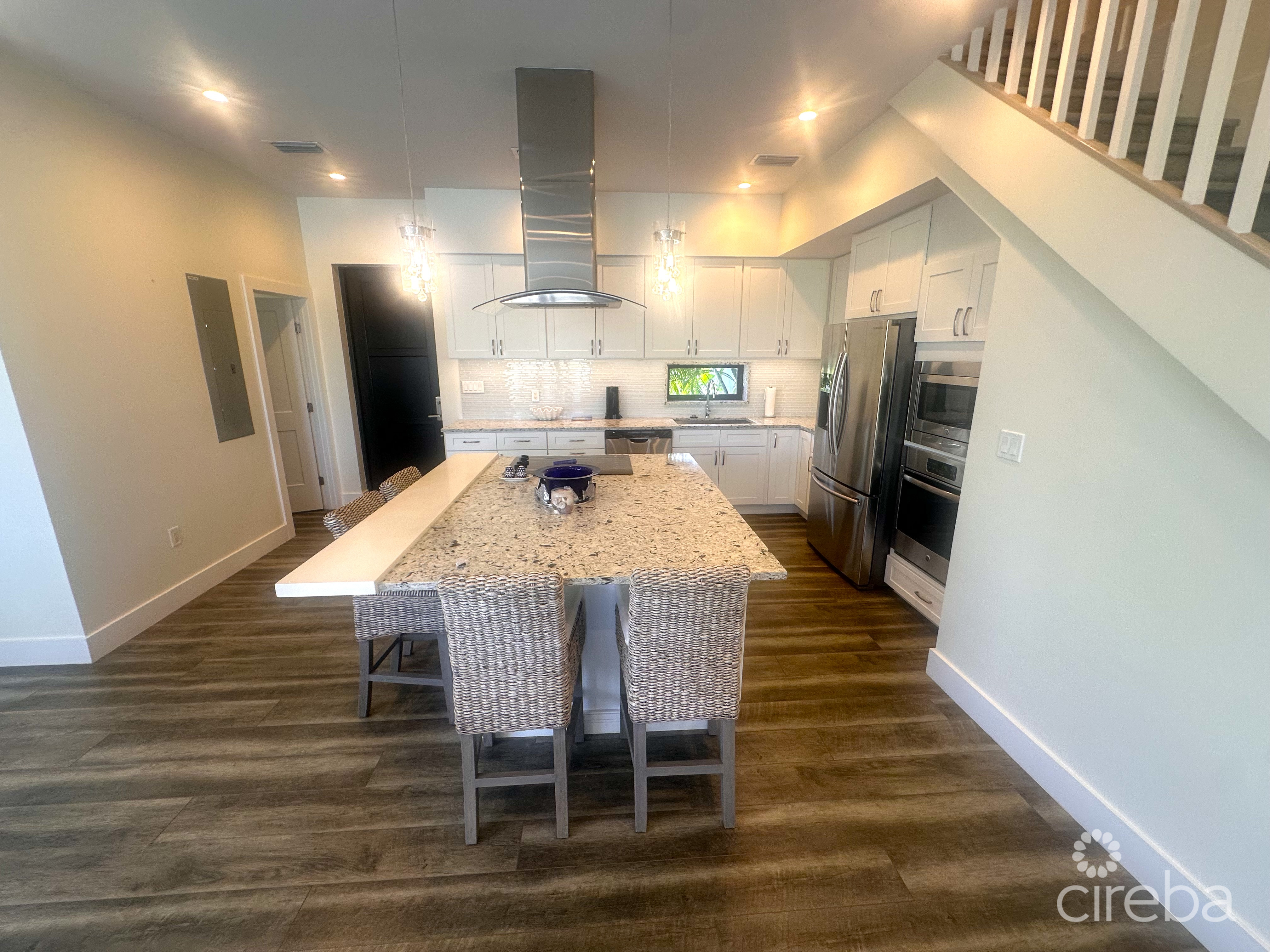 LARGE SEAHAVEN 2 BED WITH POOL – OCEANVIEW AND CANAL FRONT
