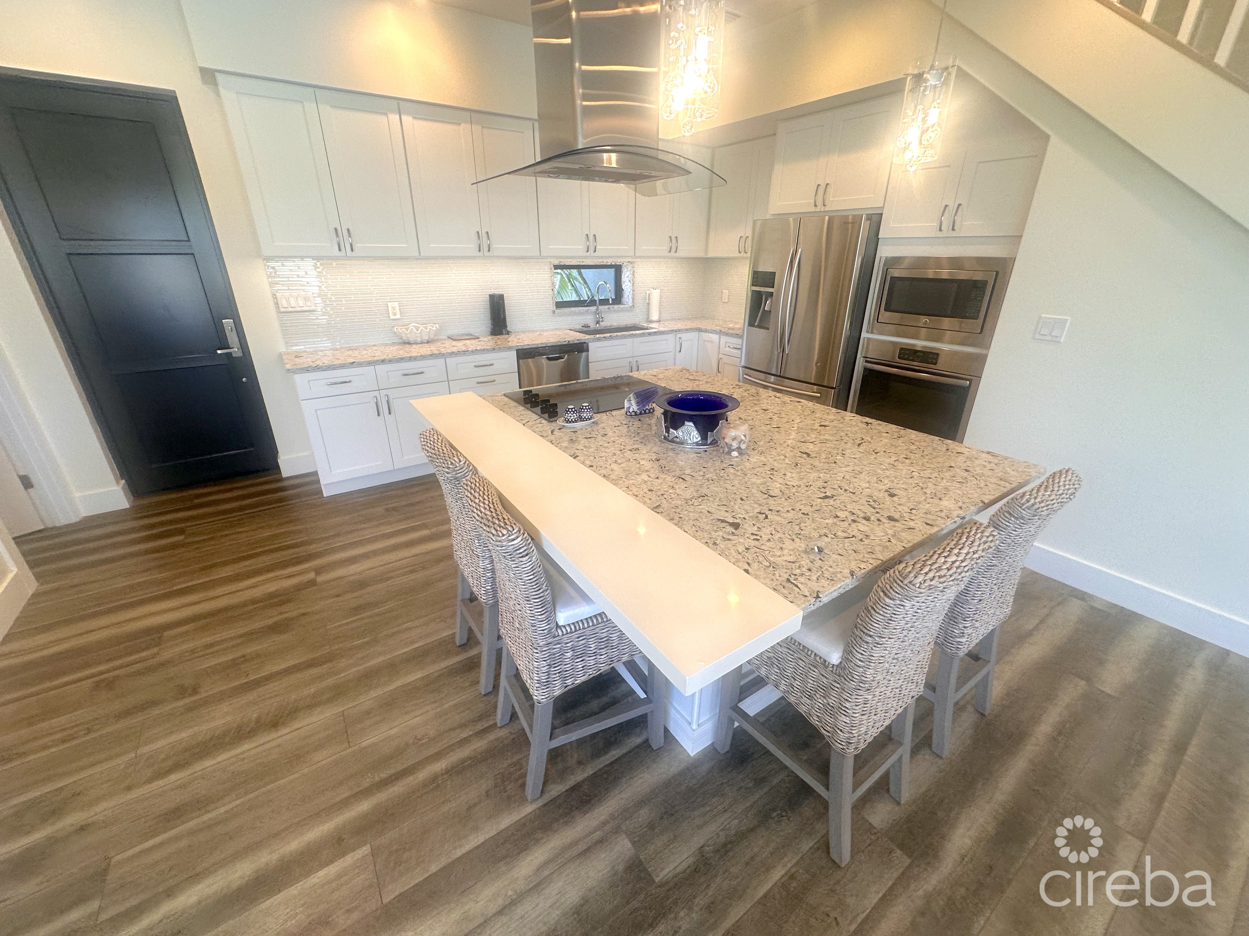 LARGE SEAHAVEN 2 BED WITH POOL – OCEANVIEW AND CANAL FRONT