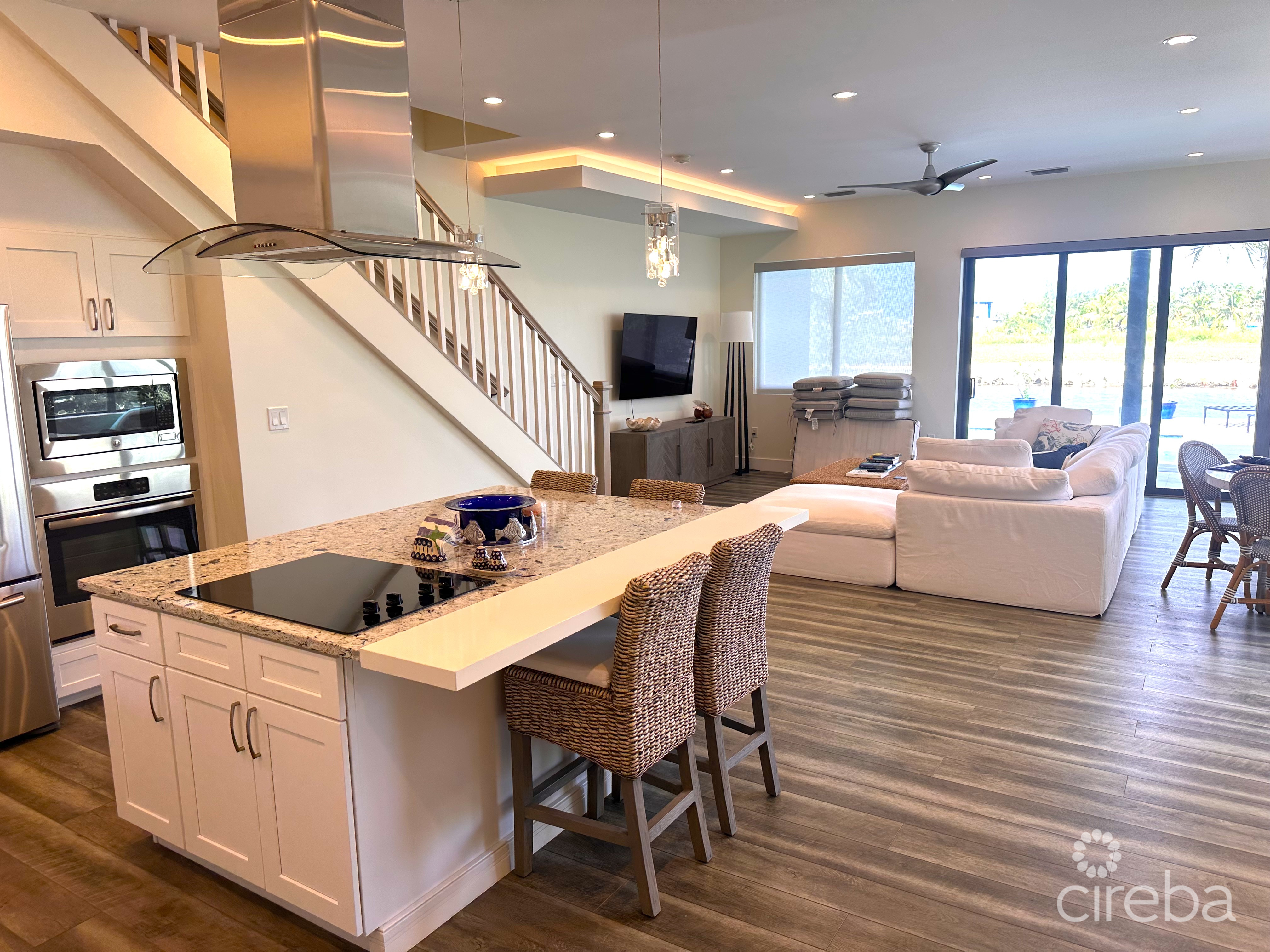 LARGE SEAHAVEN 2 BED WITH POOL – OCEANVIEW AND CANAL FRONT