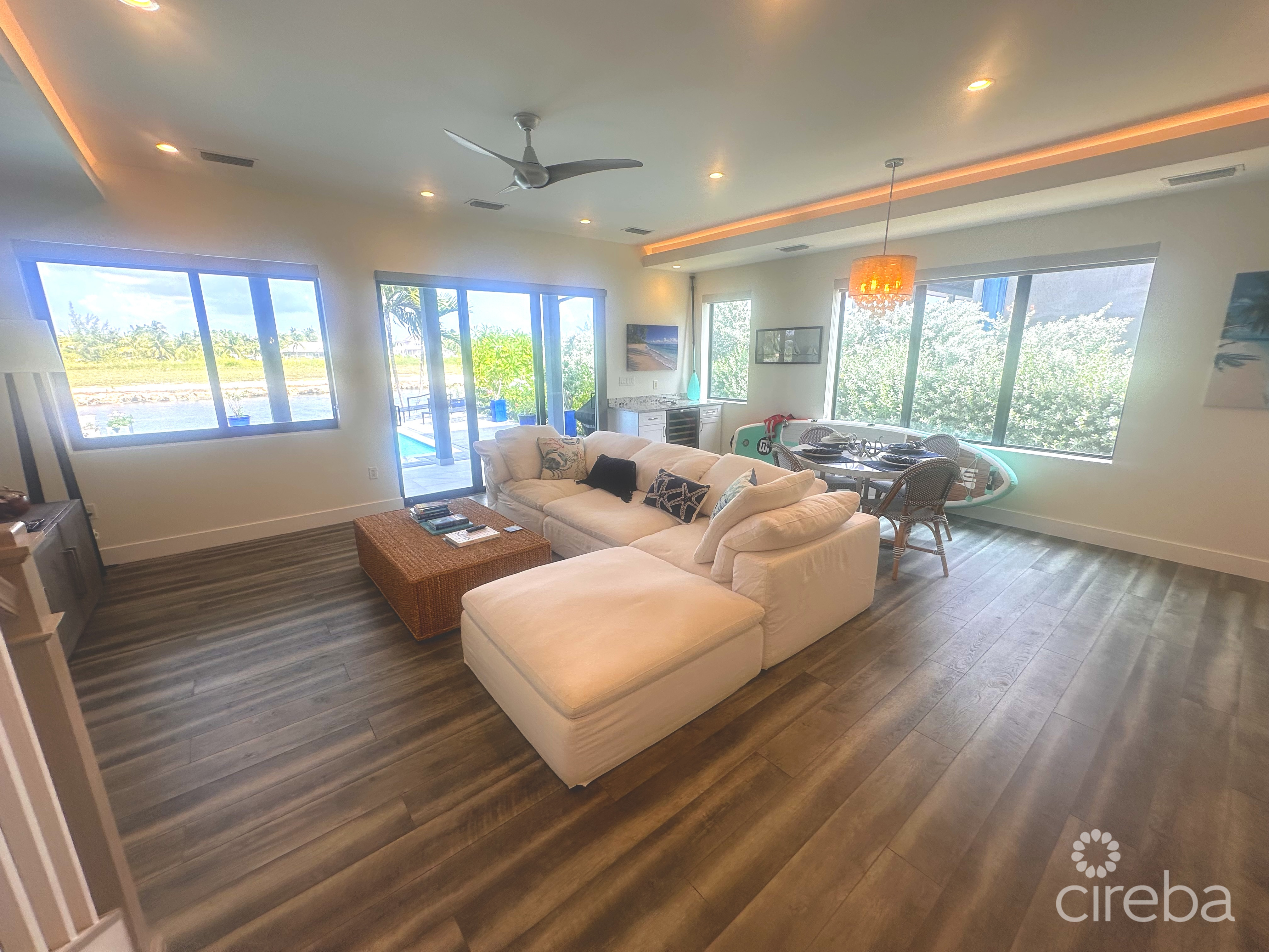 LARGE SEAHAVEN 2 BED WITH POOL – OCEANVIEW AND CANAL FRONT