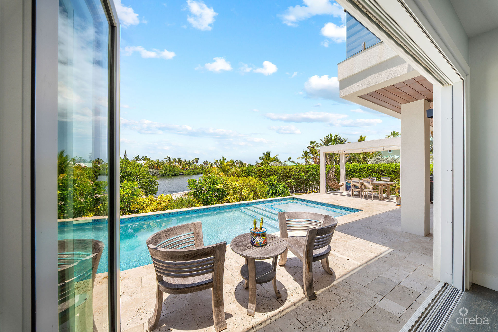 24 SHOREWINDS TRAIL, THE SHORES FAMILY HOME