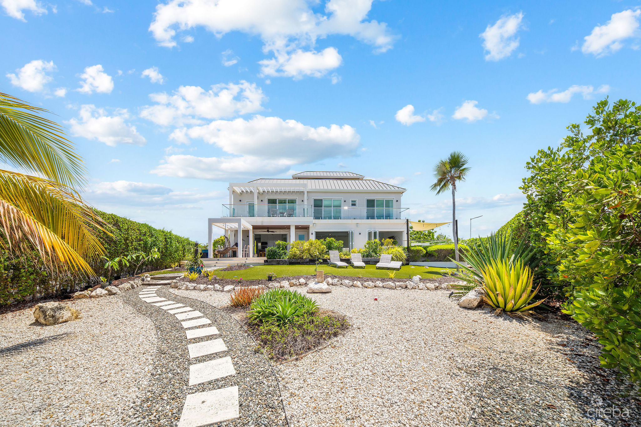 24 SHOREWINDS TRAIL, THE SHORES FAMILY HOME
