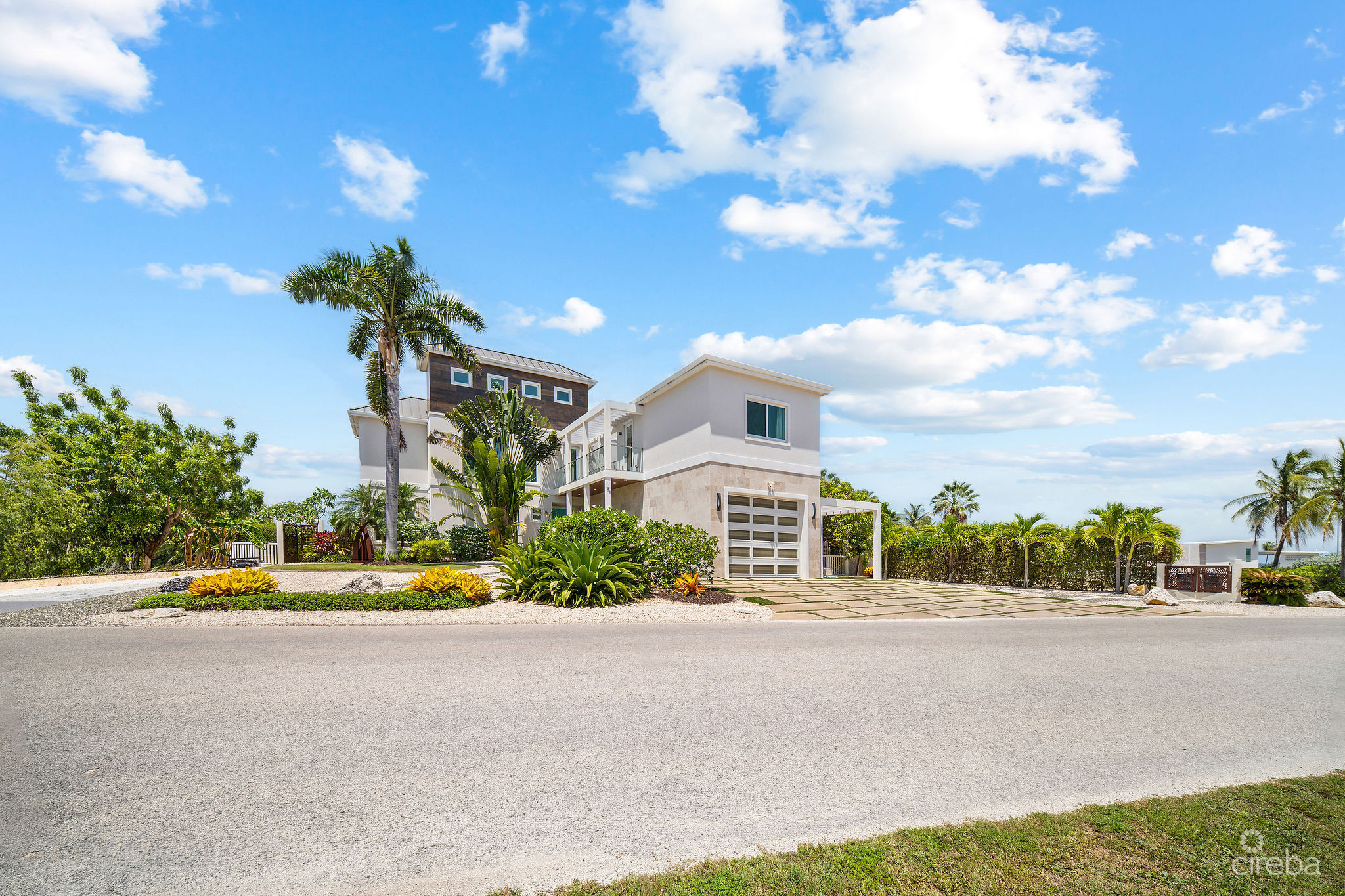 24 SHOREWINDS TRAIL, THE SHORES FAMILY HOME