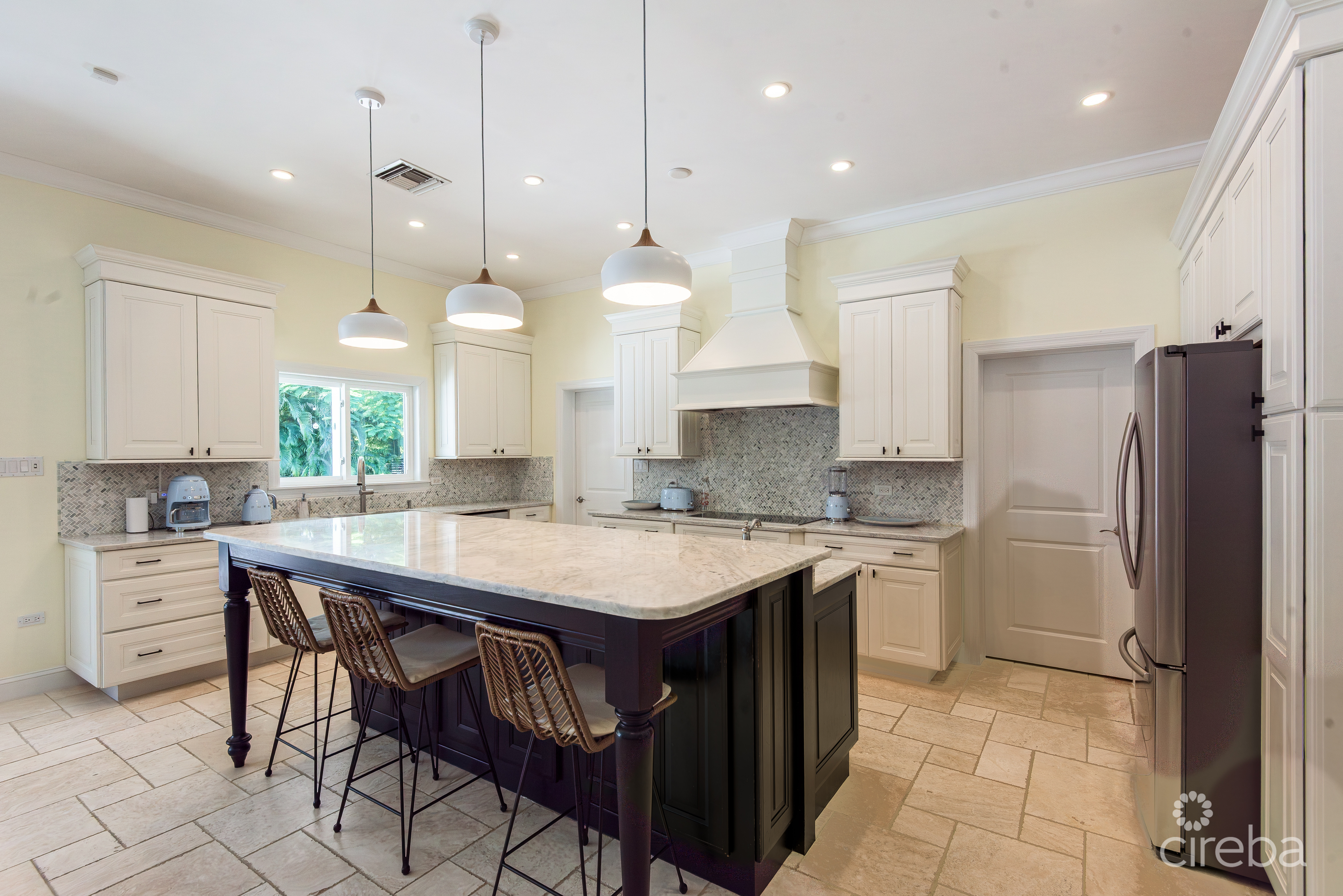 SEVEN MILE BEACH CORRIDOR FAMILY HOME