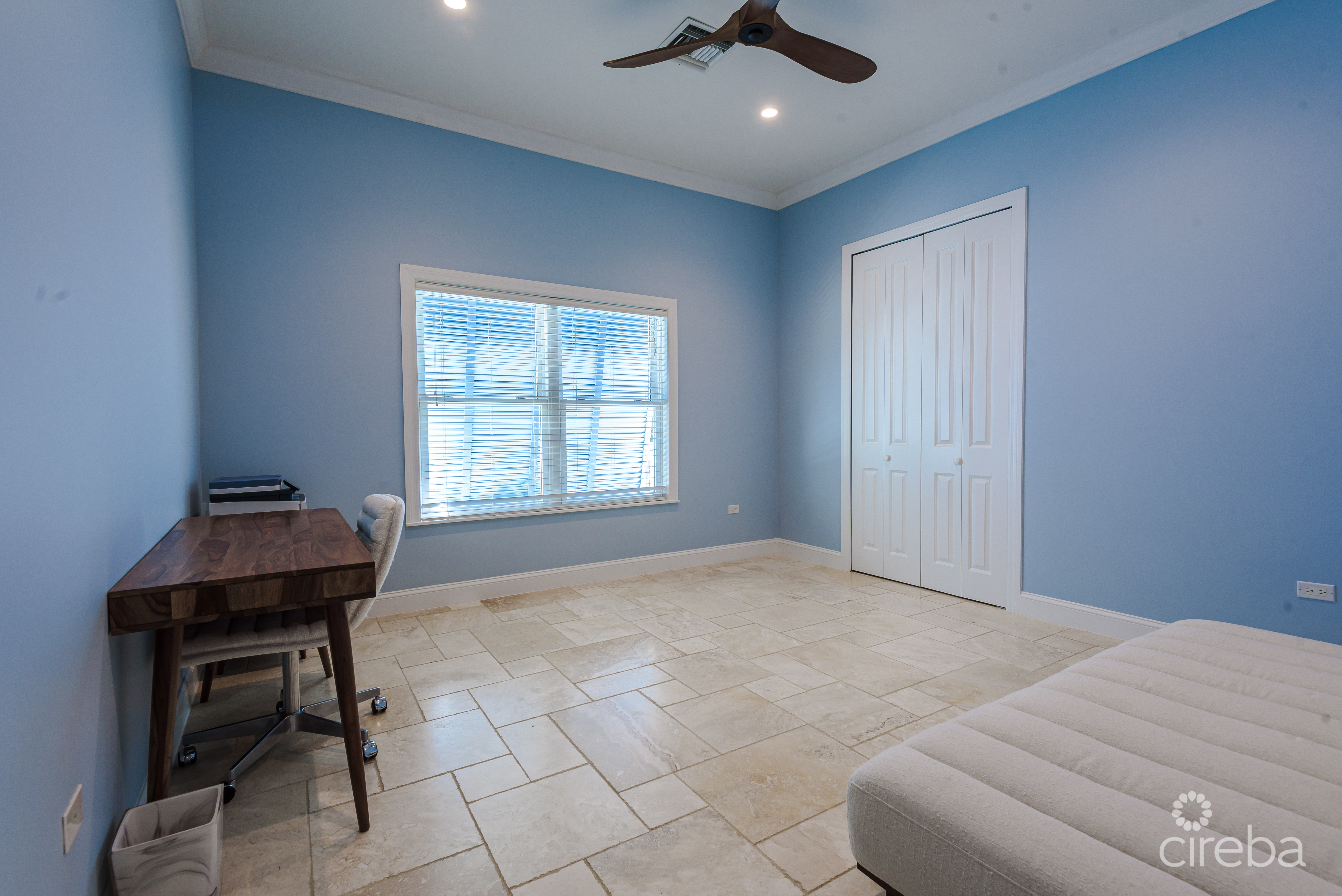 SEVEN MILE BEACH CORRIDOR FAMILY HOME