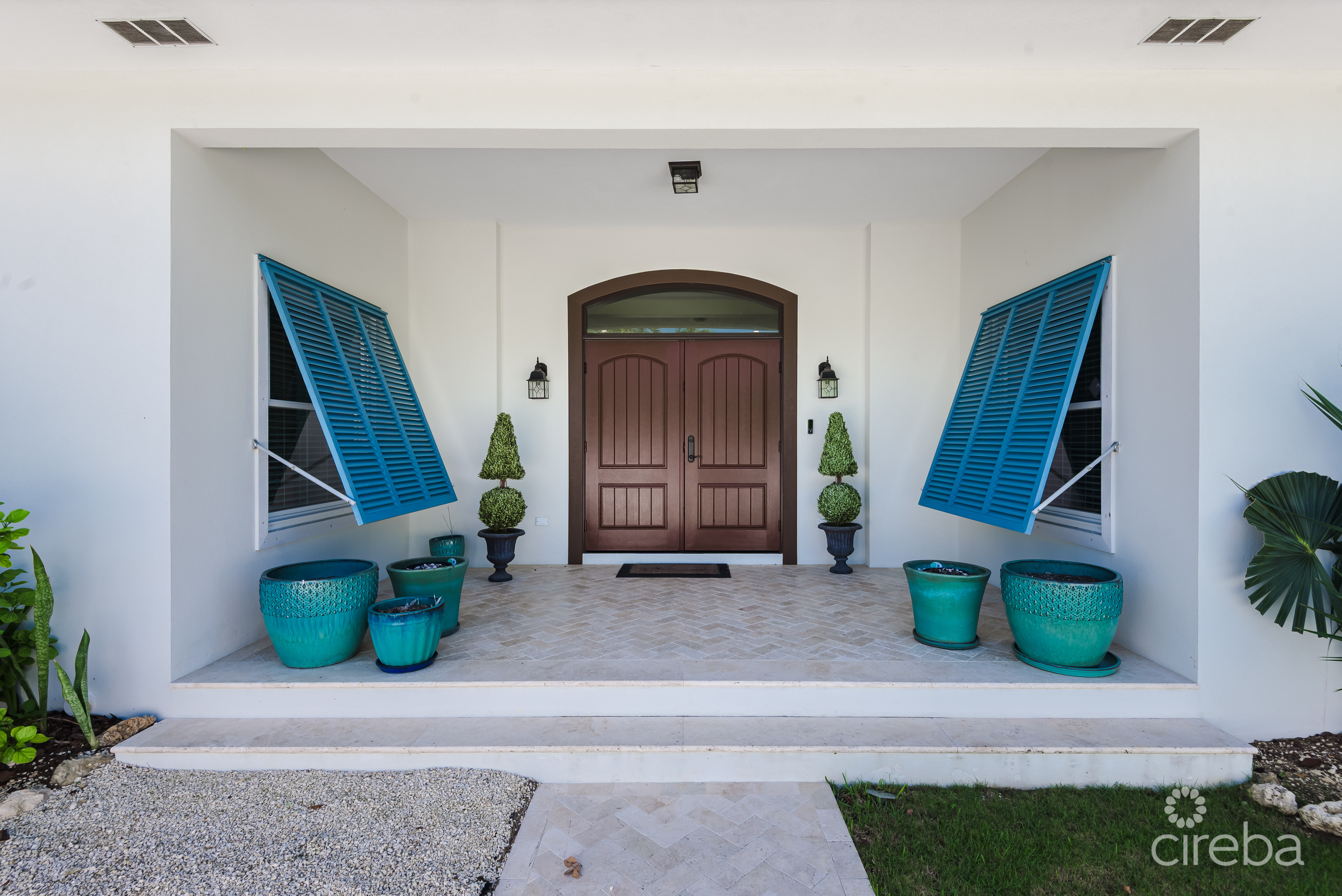 SEVEN MILE BEACH CORRIDOR FAMILY HOME