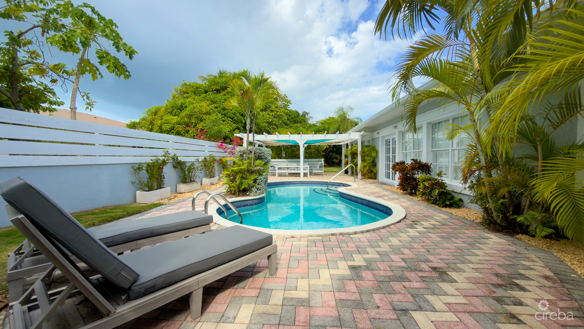 SNUG HARBOUR ANDREW DRIVE – 4 BEDROOM FAMILY HOME IN THE SEVEN MILE BEACH CORRIDOR
