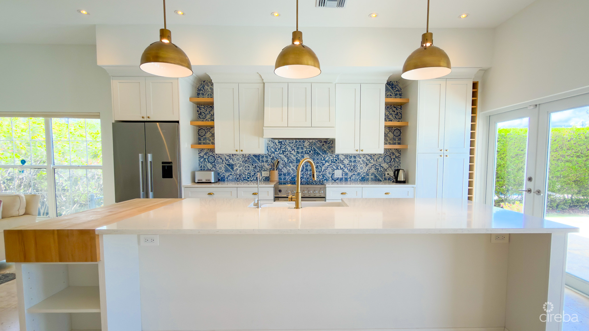 GOVERNORS HARBOUR – 266 RALEIGH HARBOUR NORTH EXECUTIVE CANAL-FRONT HOME