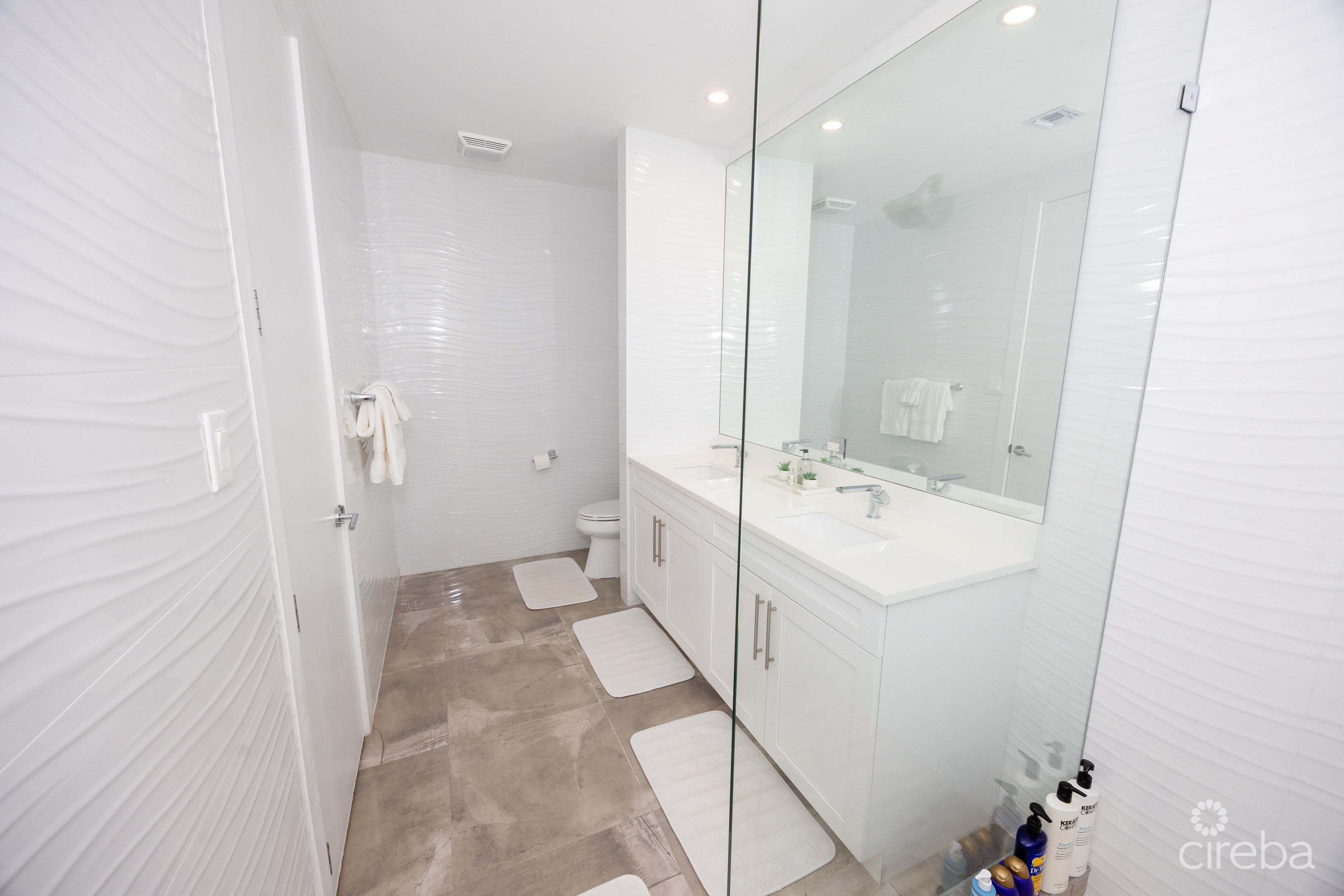 TWENTY40 #16 LUXURY CANALFRONT END UNIT TOWNHOME