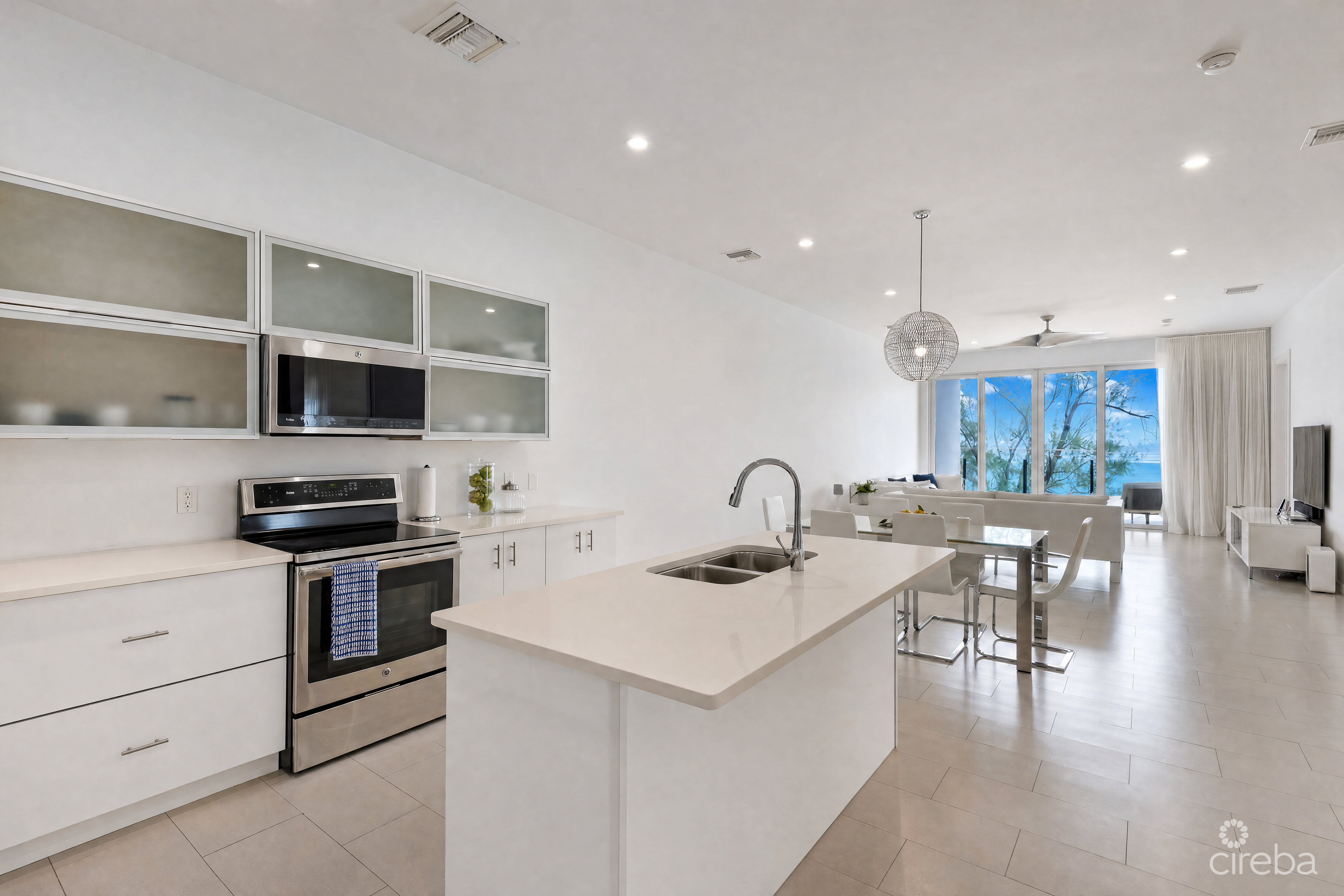 SHORE CLUB #6- OCEAN VIEW PENTHOUSE WITH PRIVATE ROOF TOP TERRACE- VENDOR TO PAY STAMP DUTY!!!!!!!