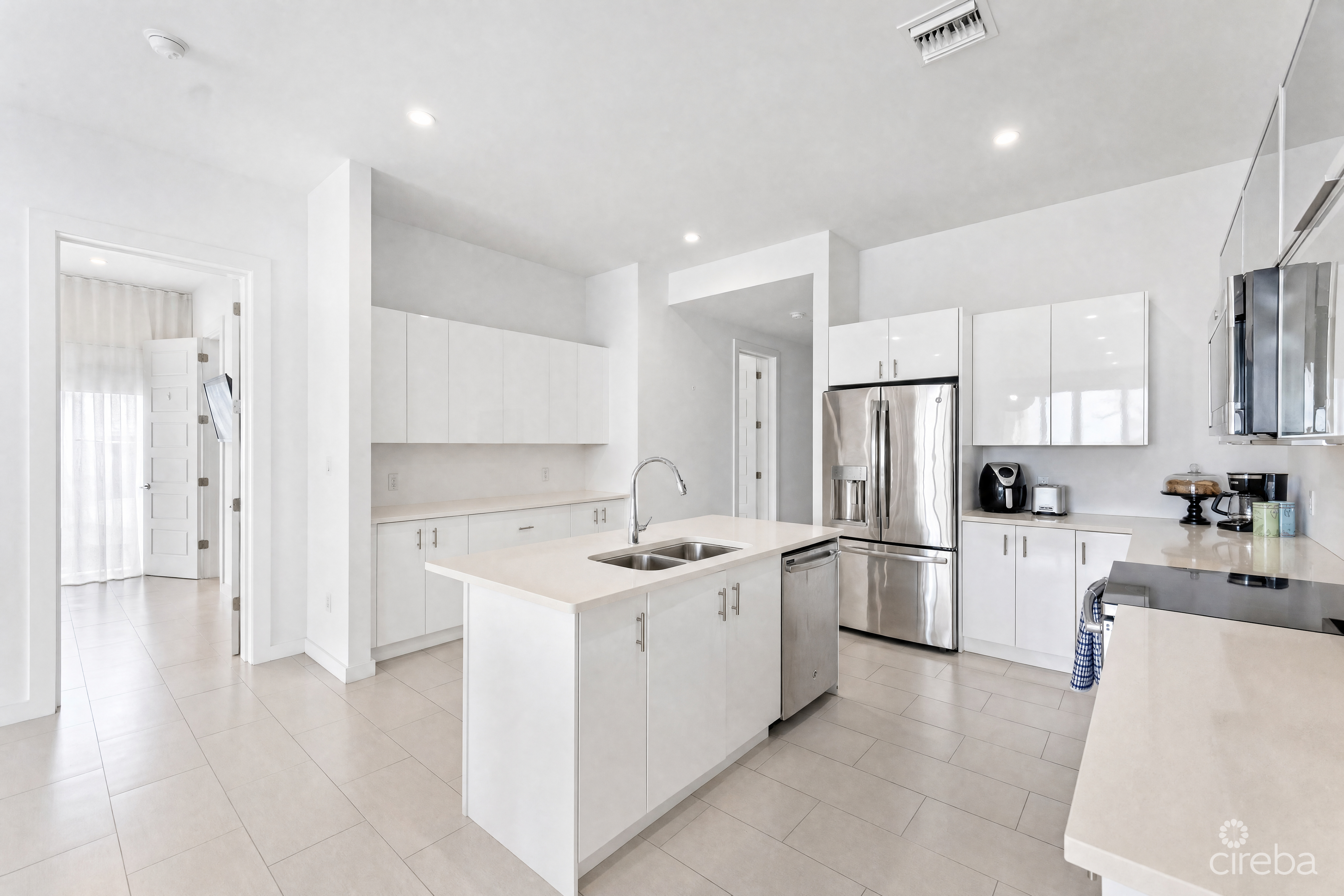 SHORE CLUB #6- OCEAN VIEW PENTHOUSE WITH PRIVATE ROOF TOP TERRACE- VENDOR TO PAY STAMP DUTY!!!!!!!